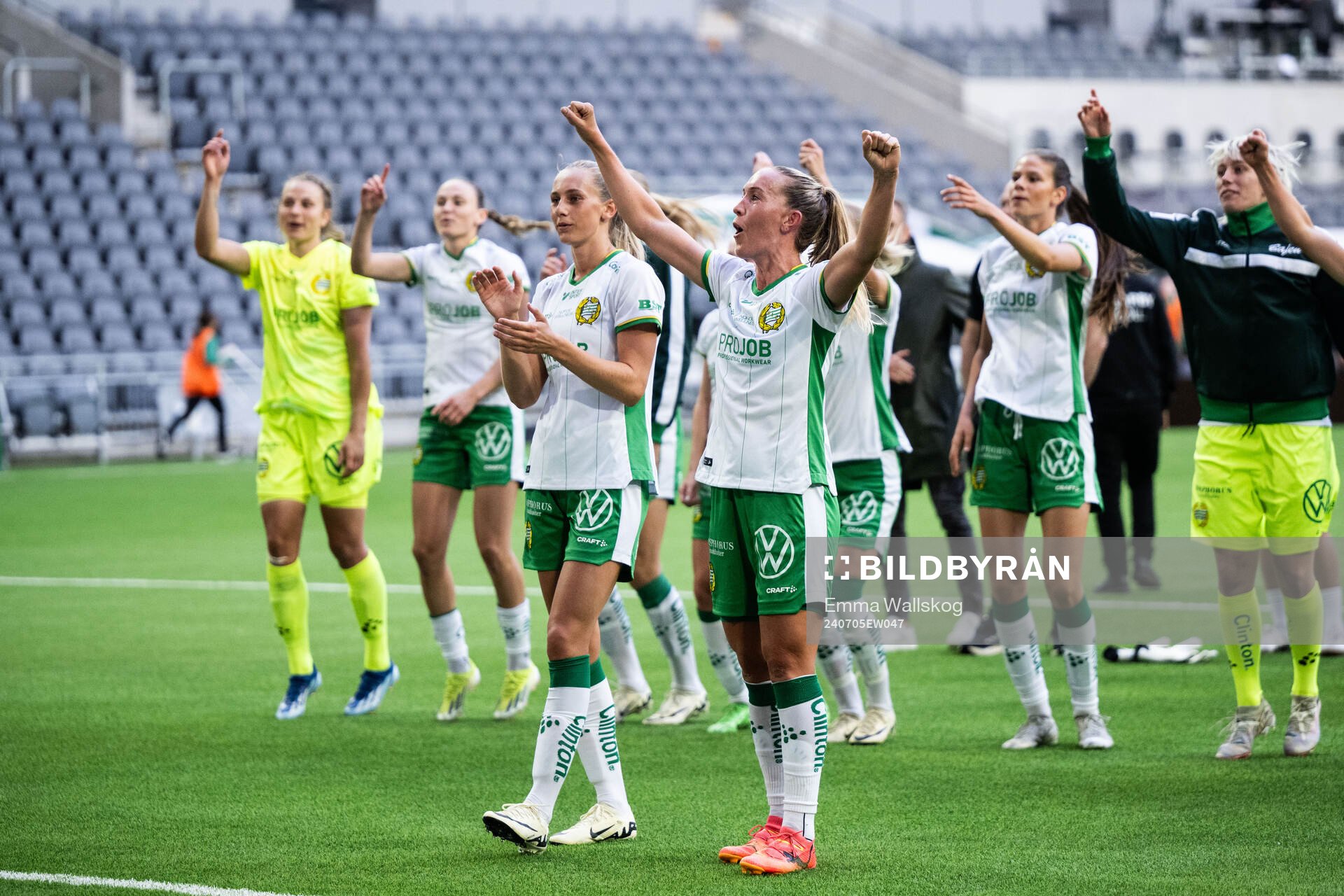 Hammarbys Ellen Wangerheim och Julia Roddar jublar efter fotbollsmatchen i Damallsvenskan mellan Hammarby och AIK den 5 juli 2024 i Stockholm.
