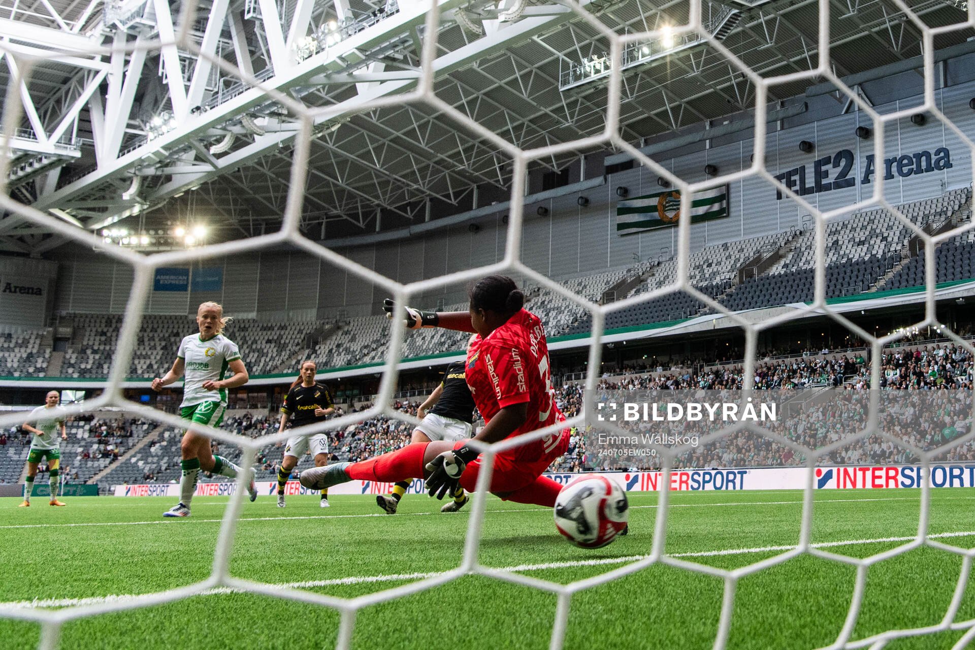 Hammarbys Julie Blakstad gör 3-0 bakom AIKs målvakt