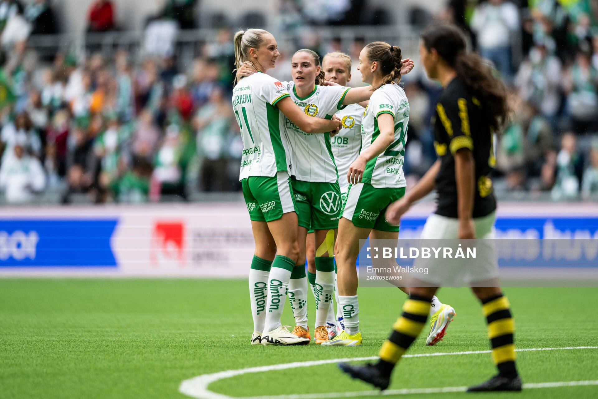 Hammarbys Smilla Vallotto jublar med Ellen Wangerheim och