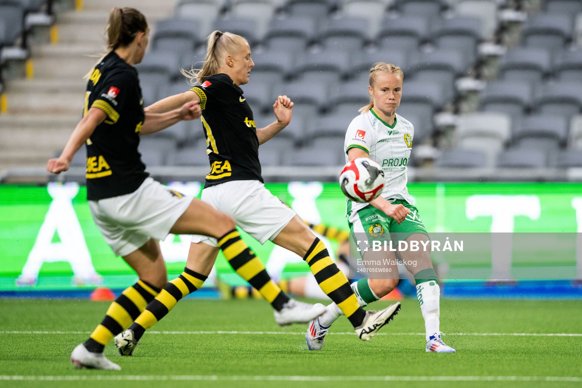 AIKs Moa Sjöström och Hammarbys Julie Blakstad
