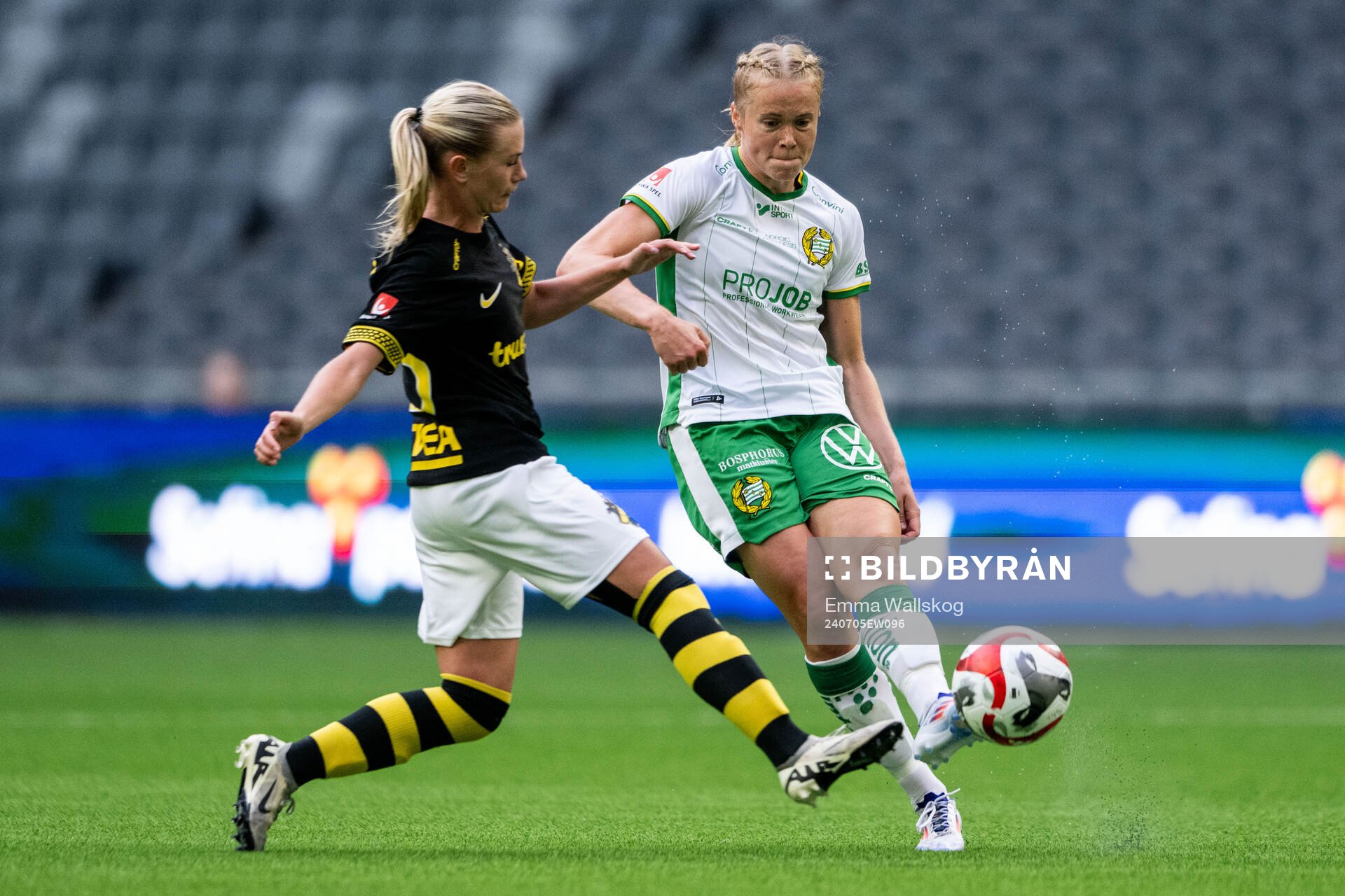 AIKs Olivia Lindstedt och Hammarbys Julie Blakstad