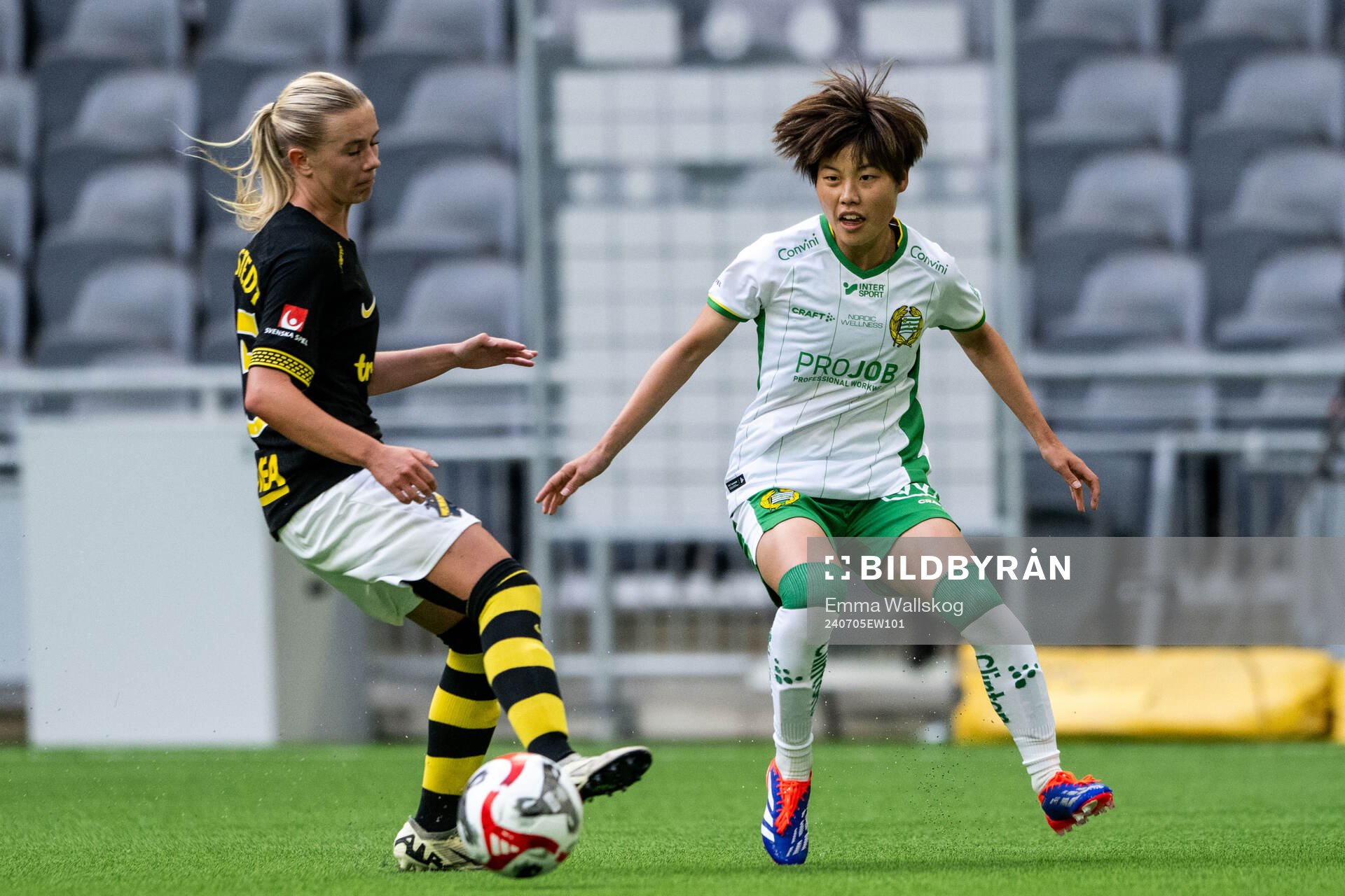 AIKs Olivia Lindstedt och Hammarbys Suzu Amano