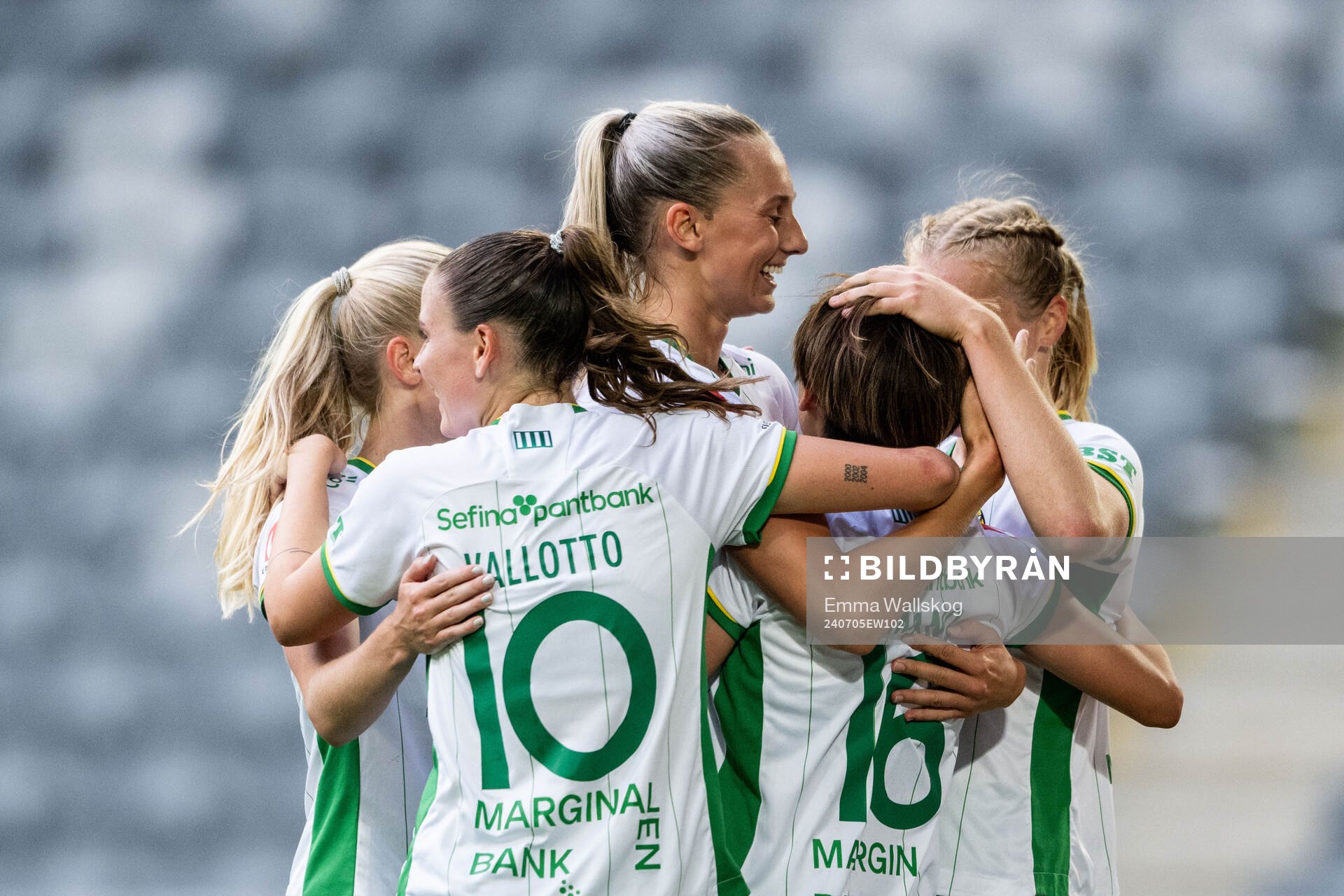 Hammarbys Suzu Amano jublar med lagkamrater