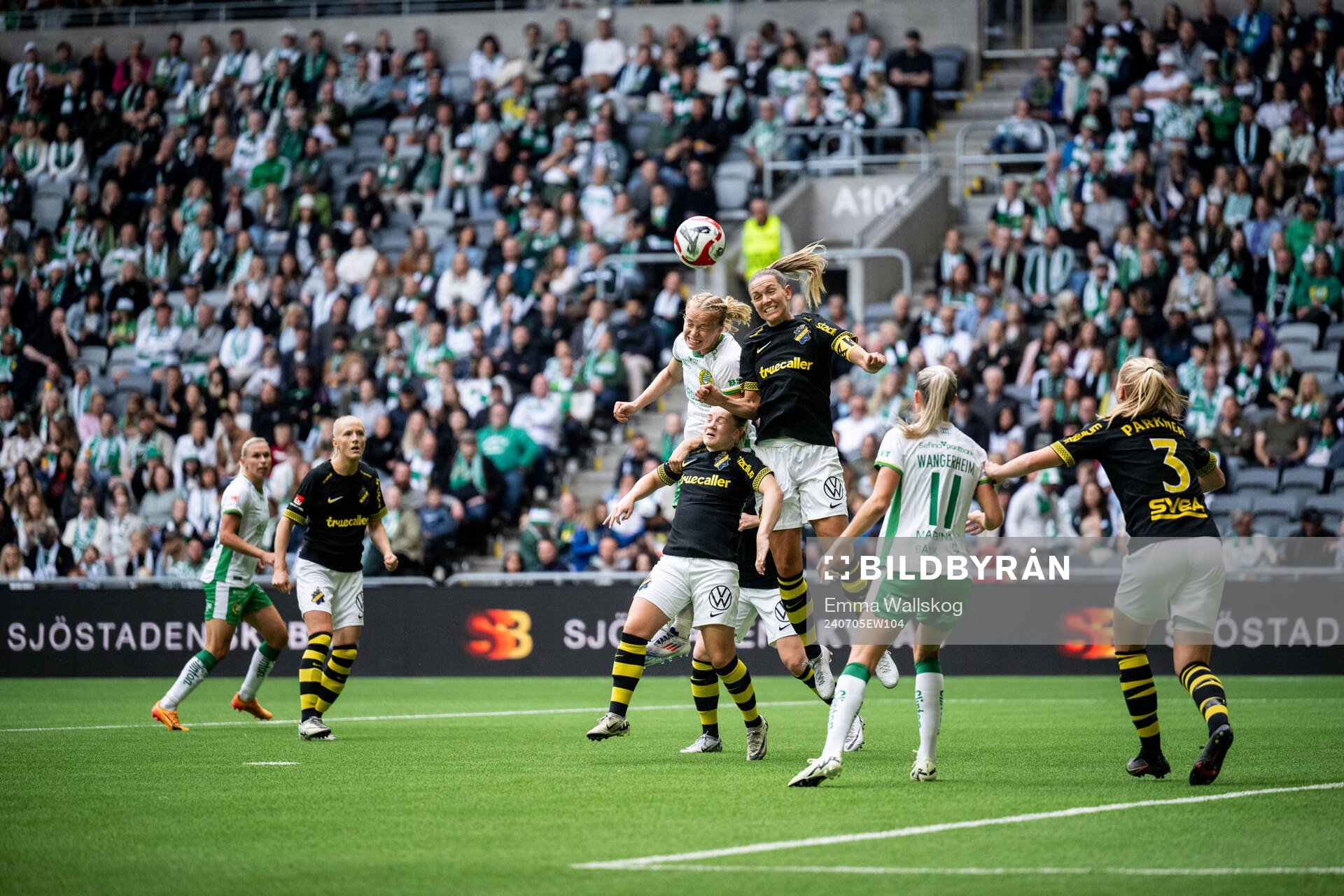 Hammarbys Julie Blakstad och AIKs Jennie Nordin