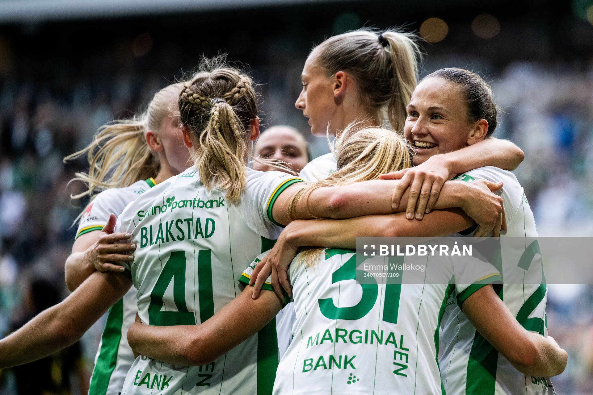 Hammarbys Julie Blakstad jublar med Smilla Holmberg och