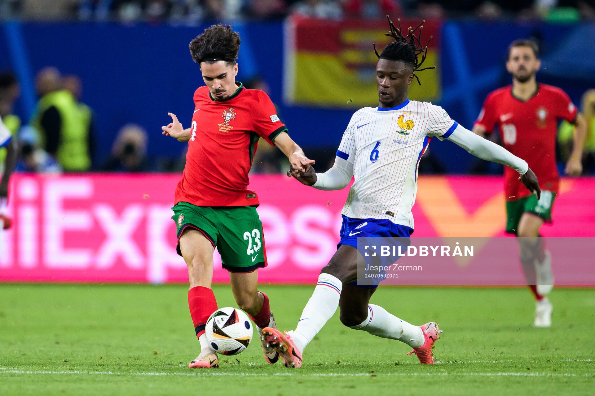 Vitinha of Portugal and Eduardo Camavinga of France
