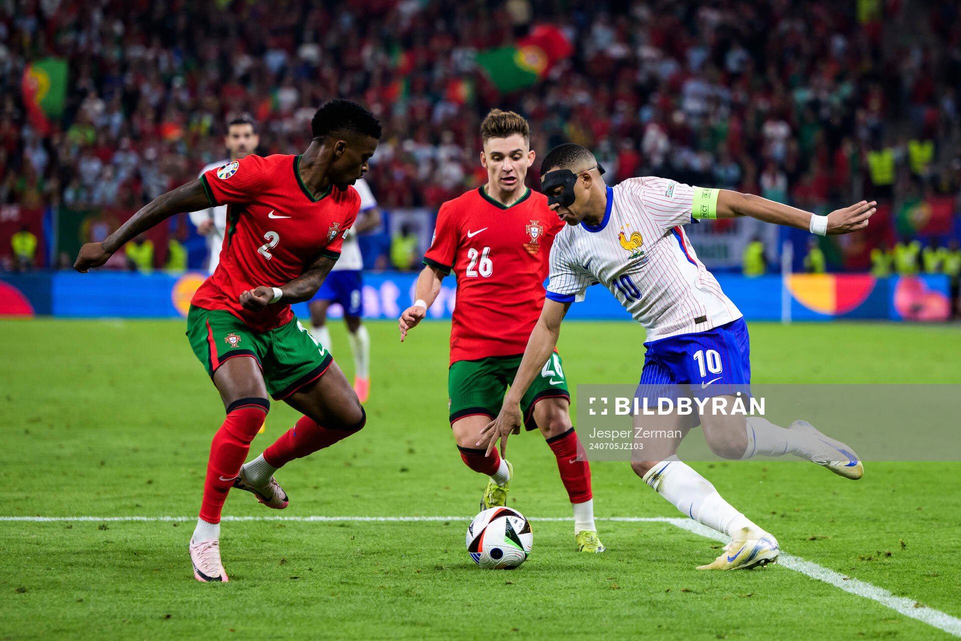 Nelson Semedo and Francisco Conceica of Portugal against