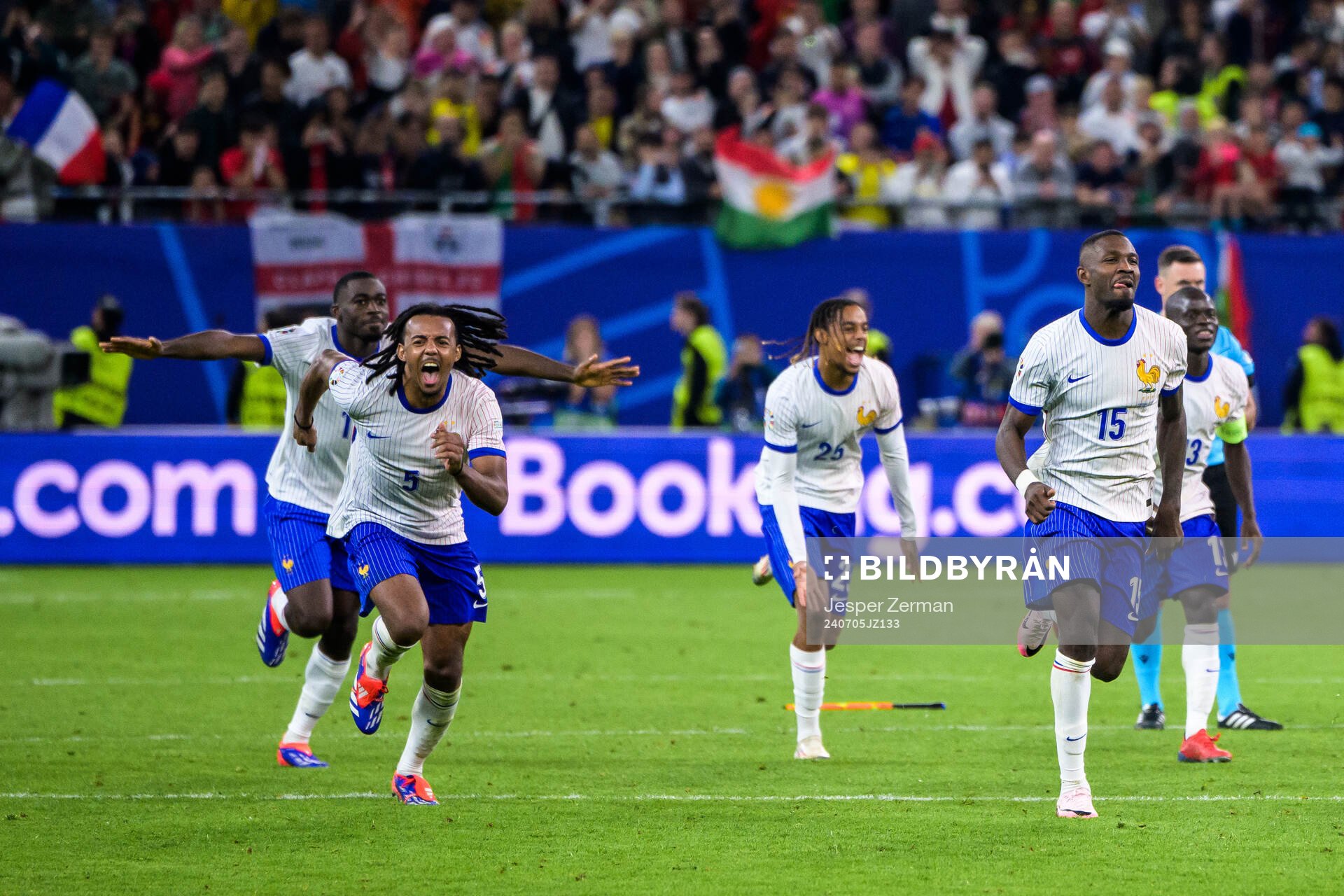 Jules Koundé of France and teammates celebrate