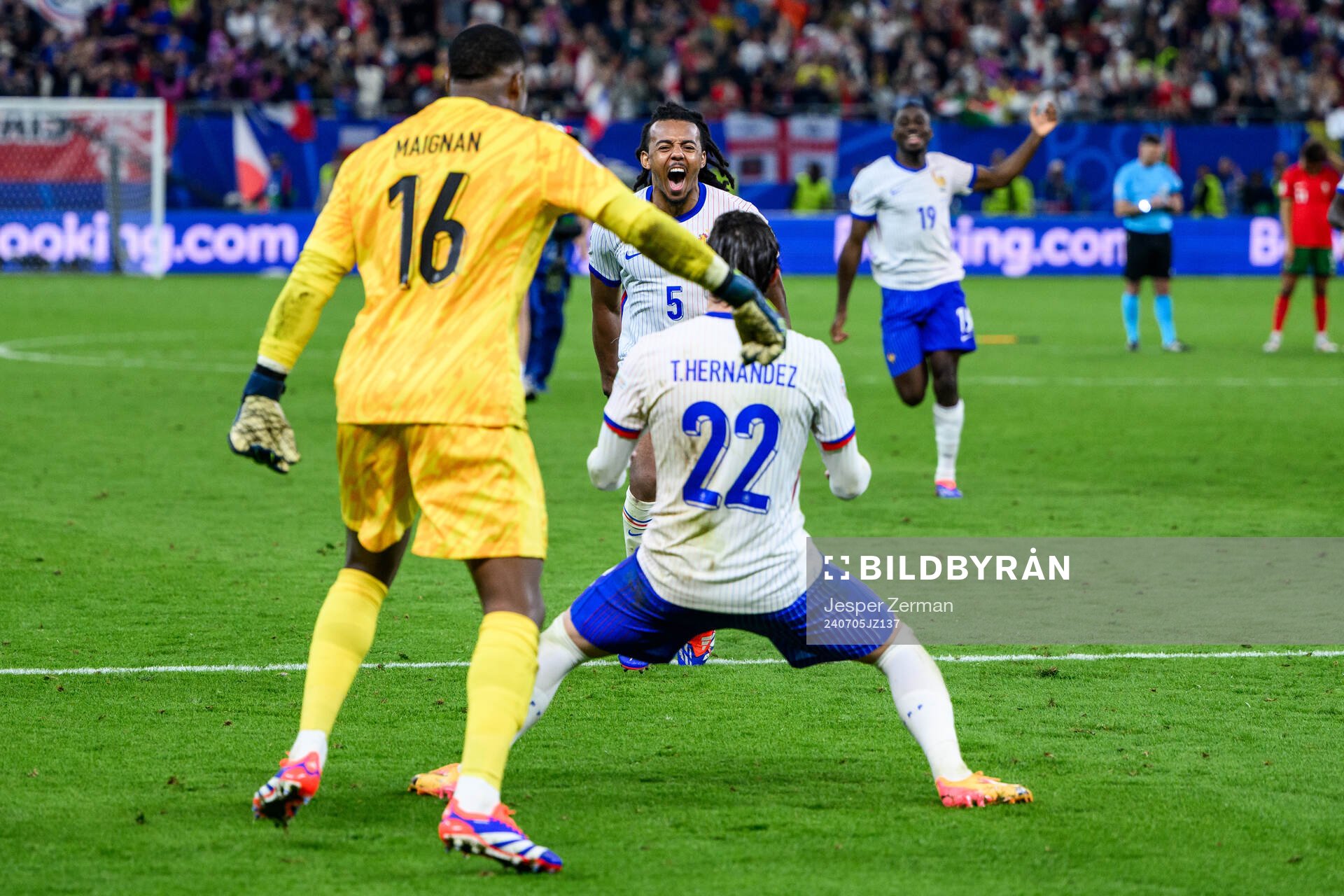 Theo Hernandez and Jules Koundé of France celebrate