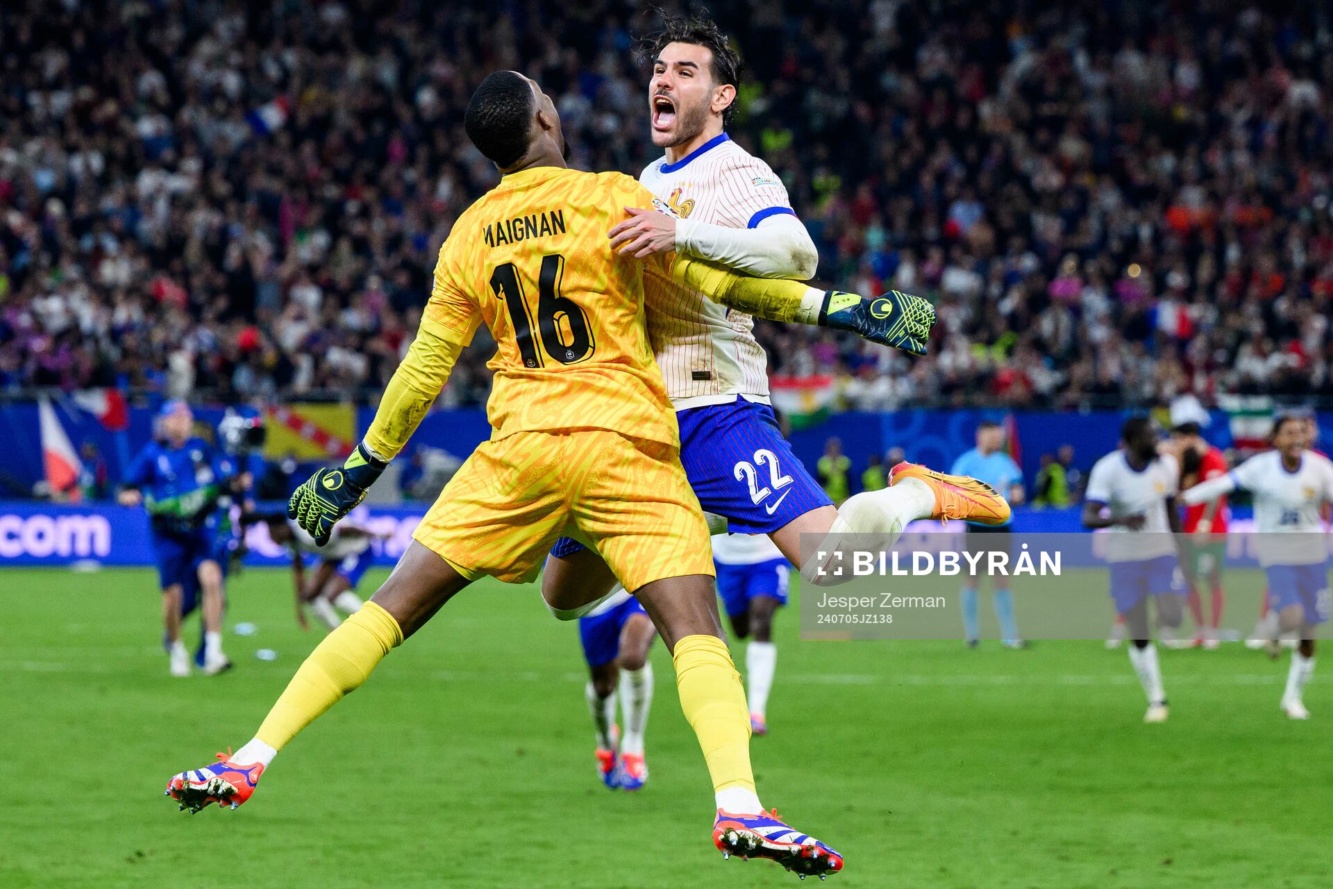 Theo Hernandez celebrate with goalkeeper Mike Maignan of