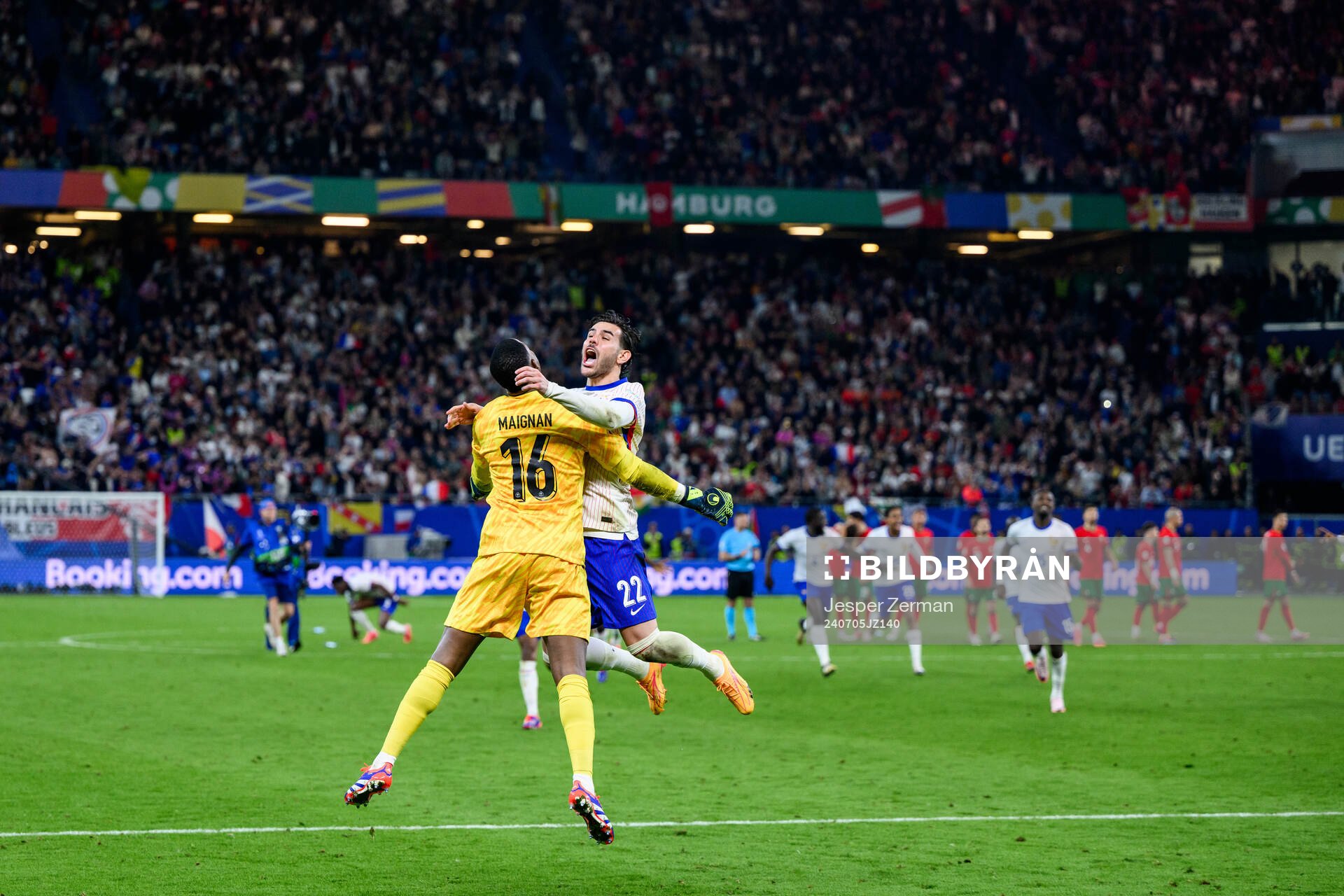 Theo Hernandez celebrate with goalkeeper Mike Maignan of