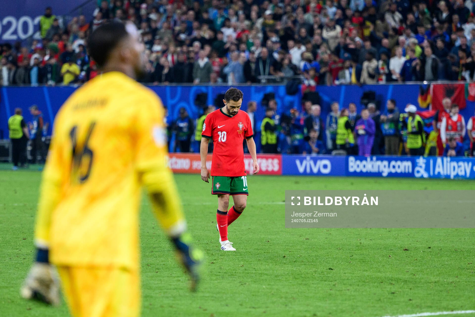 goalkeeper Mike Maignan of France and Bernardo Silva of