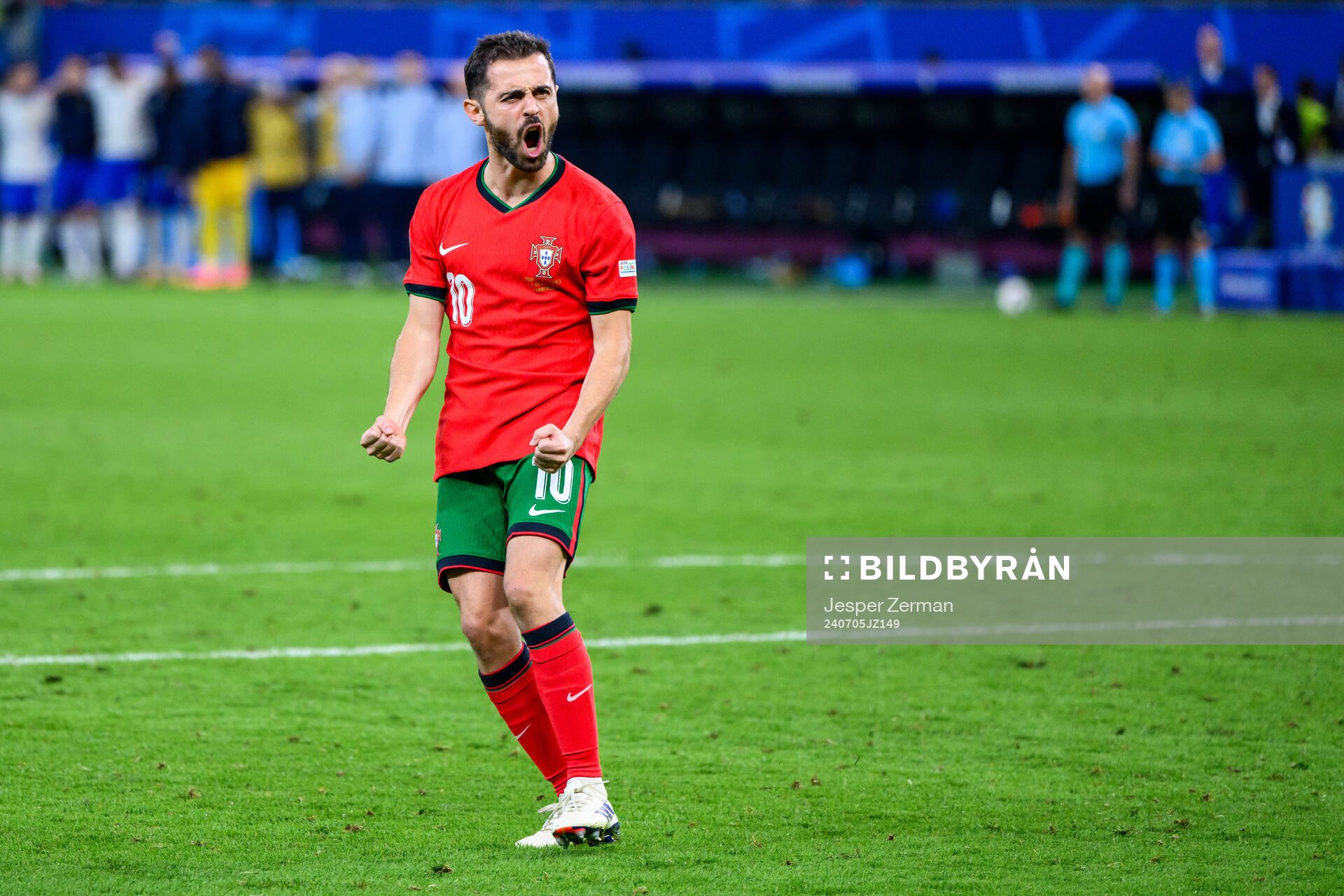 Bernardo Silva of Portugal celebrates after scoring a penalty during the penalty shootout in the UEFA Euro 2024 Football Championship Quarterfinal between Portugal and France on July 5, 2024 in Hamburg.