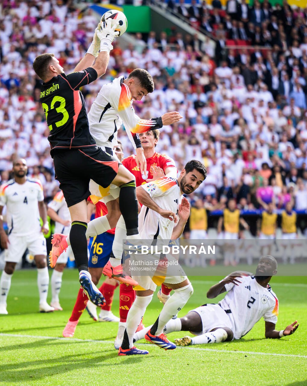 Goalkeeper Unai Simon Mendibil of Spain against Kai Havertz