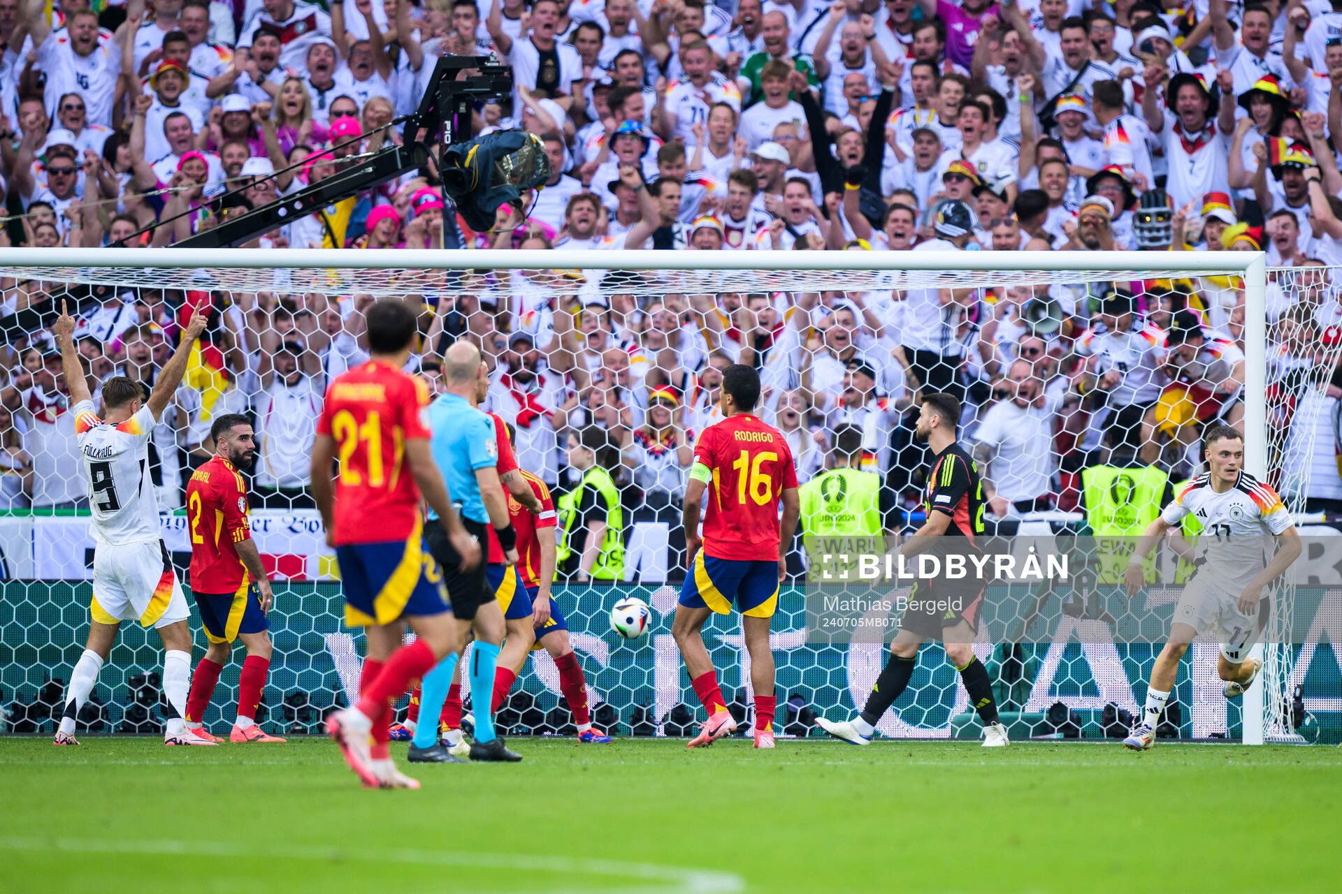 Florian Wirtz of Germany celebrates