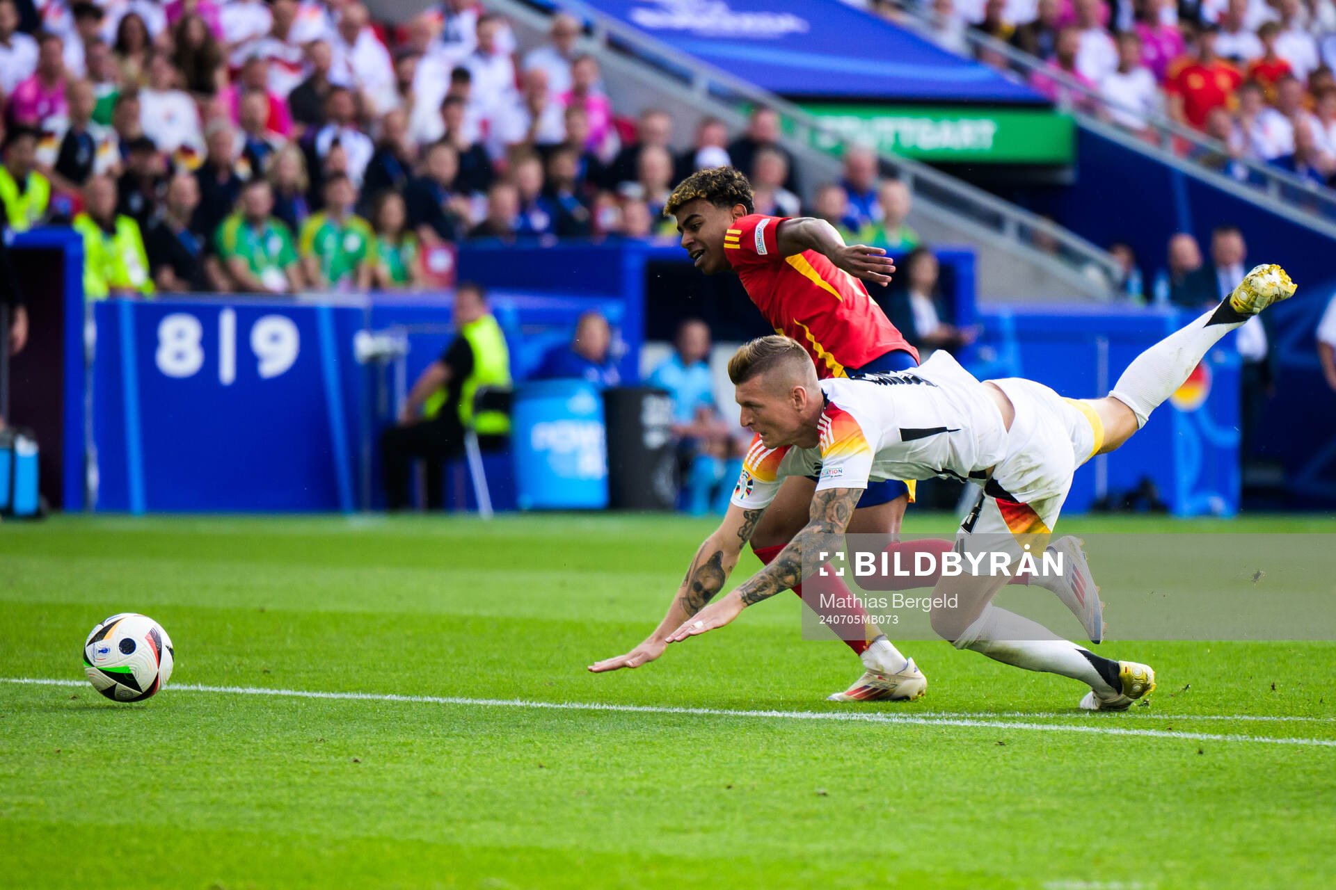 Lamine Yamal of Spain and Toni Kroos of Germany