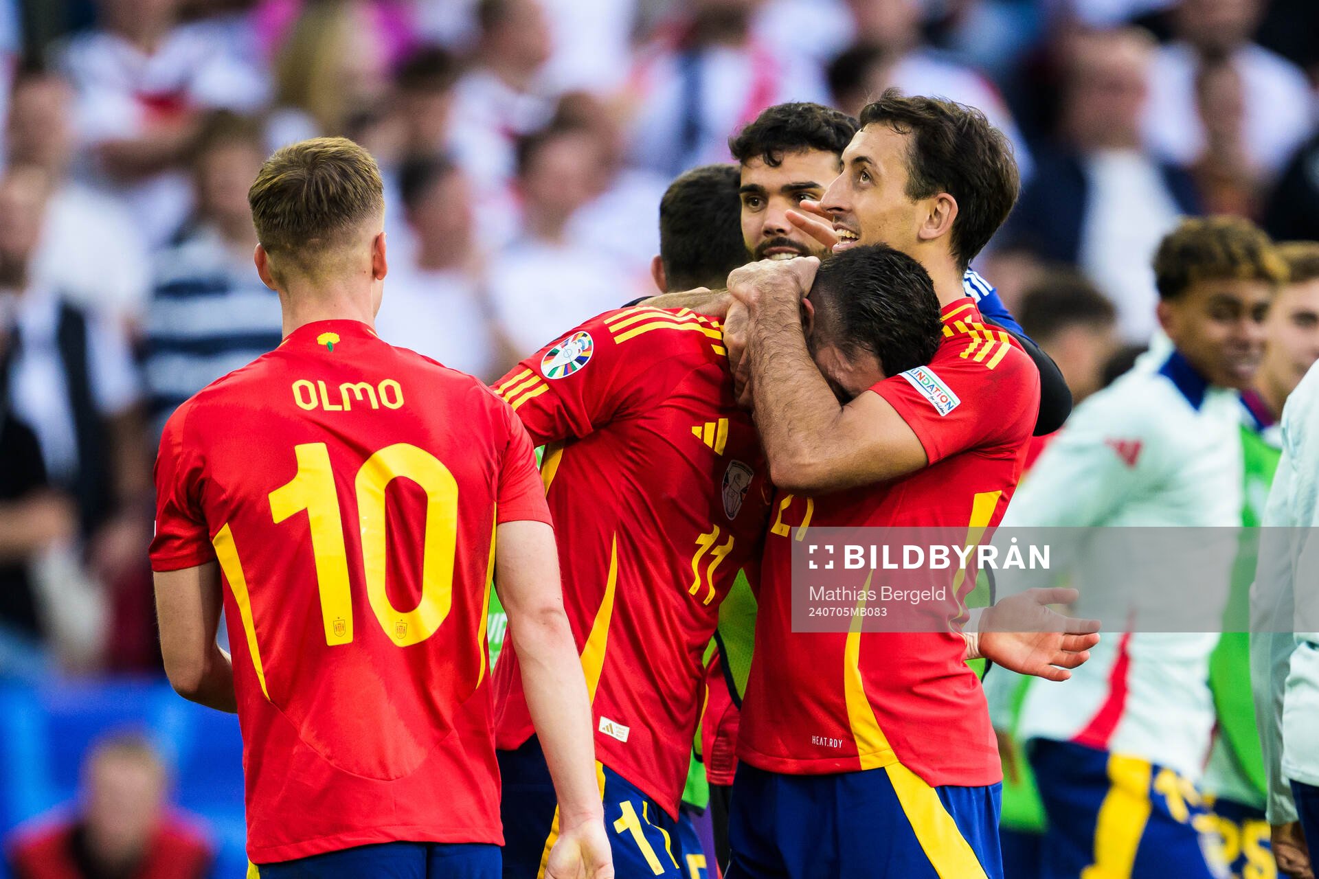 Ferran Torres of Spain celebrates with team mates