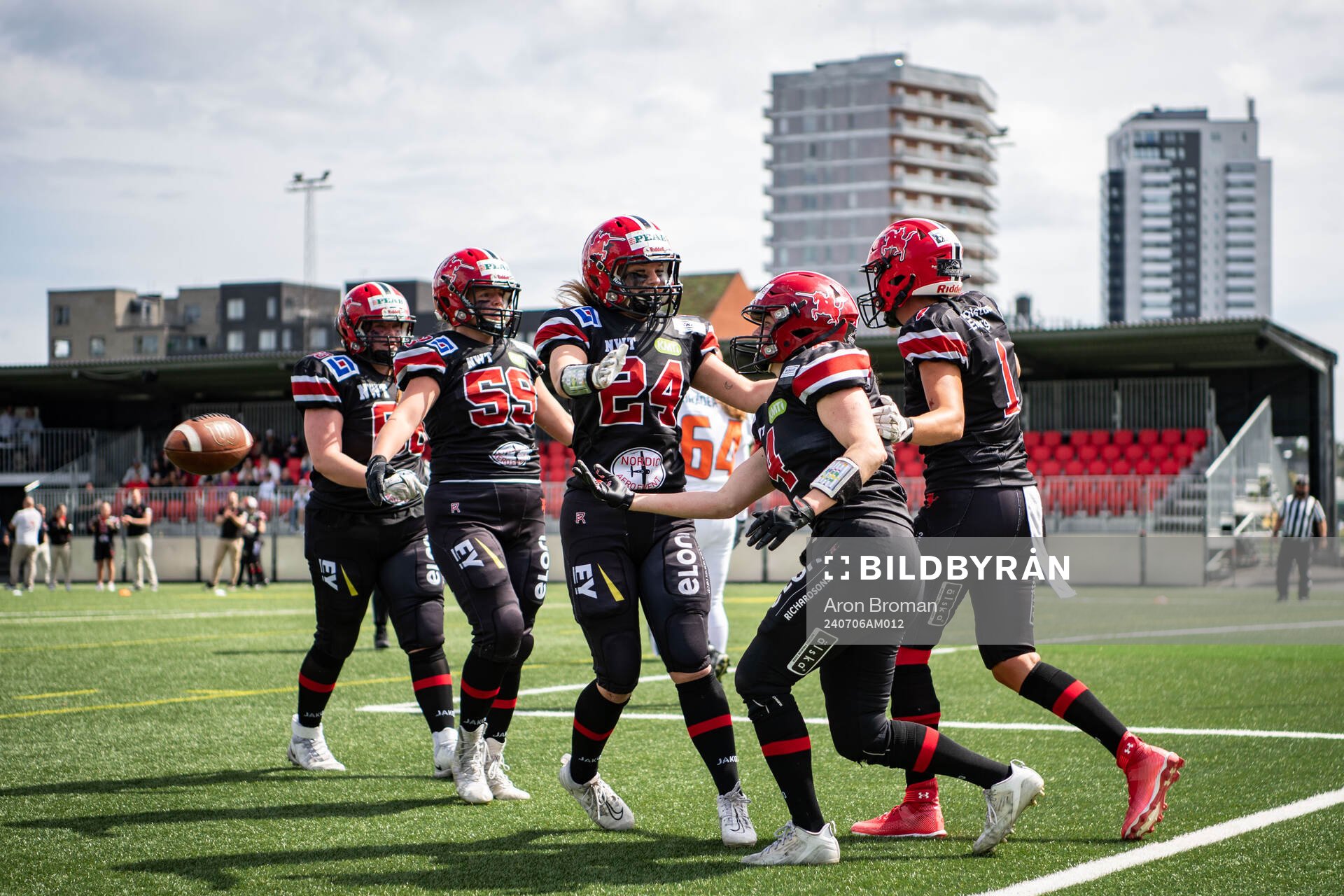 Carlstad Crusaders Sara Lidner jublar med lagkamrater