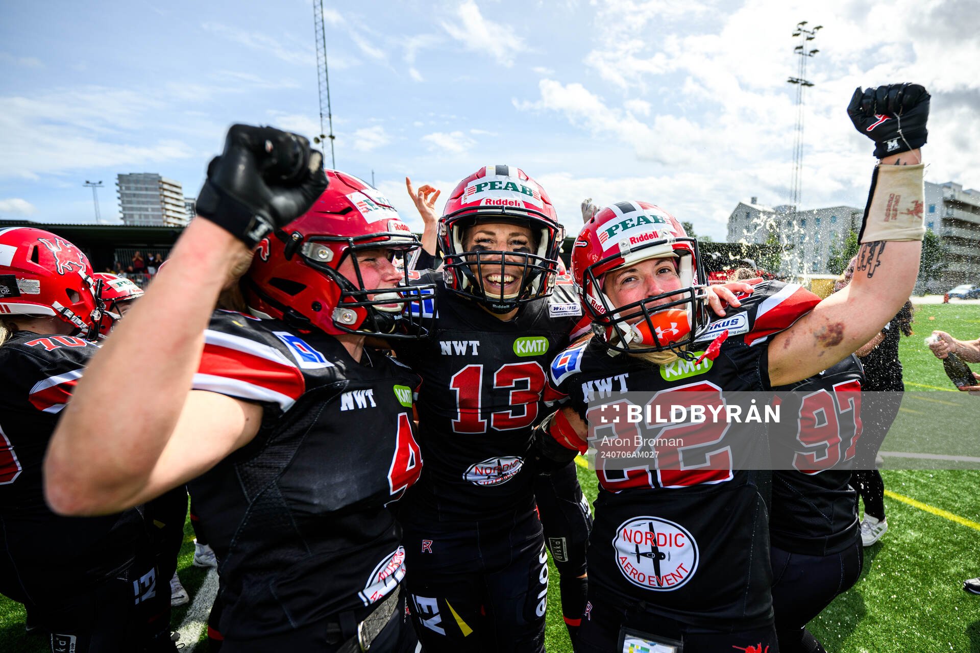 Carlstad Crusaders Sara Lidner, Linda Johansson och Gaby Knops jublar efter damernas SM-final i Amerikansk Fotboll mellan Carlstad Crusaders och Copenhagen Raptors den 6 juli 2024 i Stockholm.