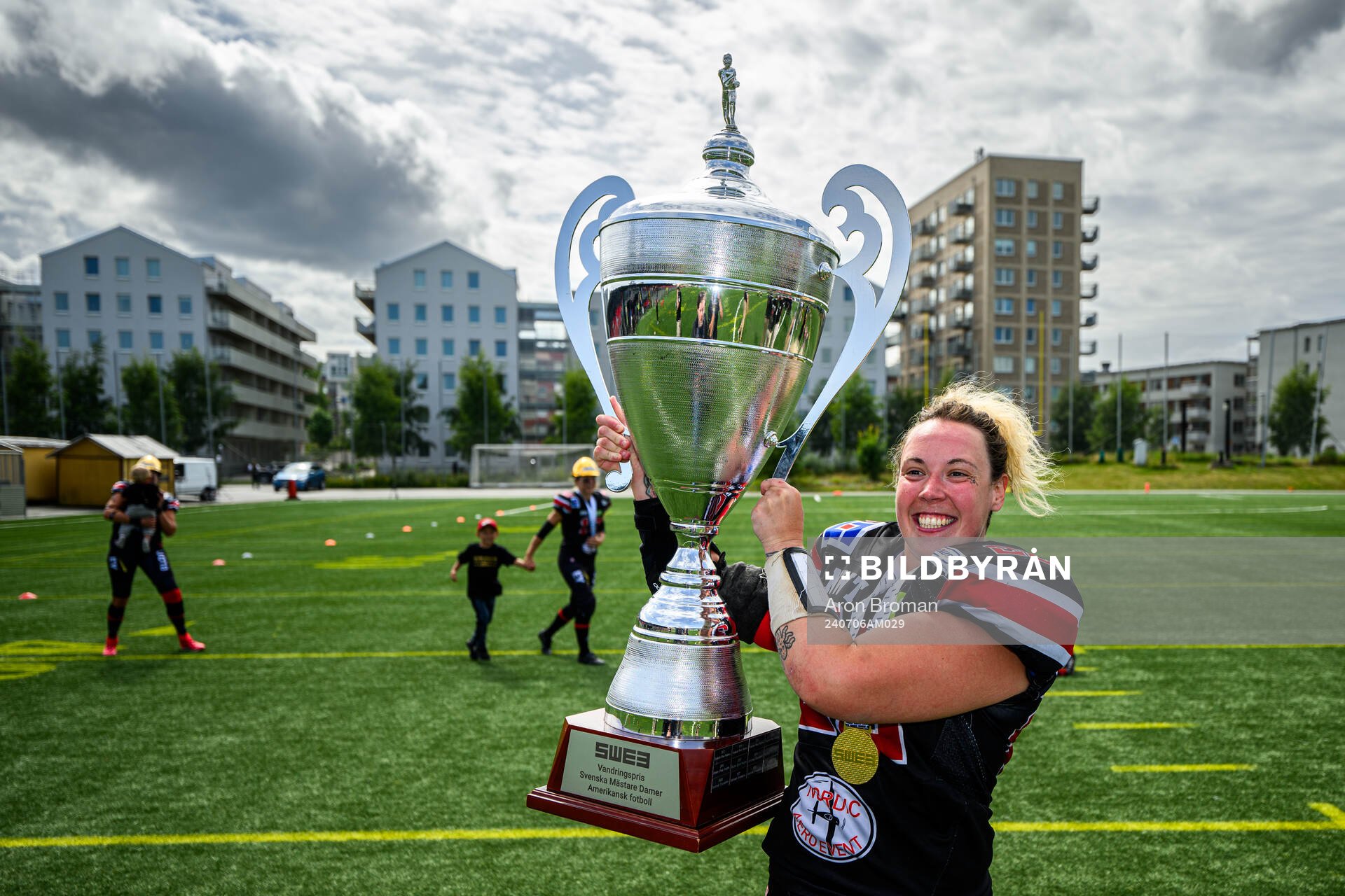 Carlstad Crusaders Gaby Knops jublar med pokalen