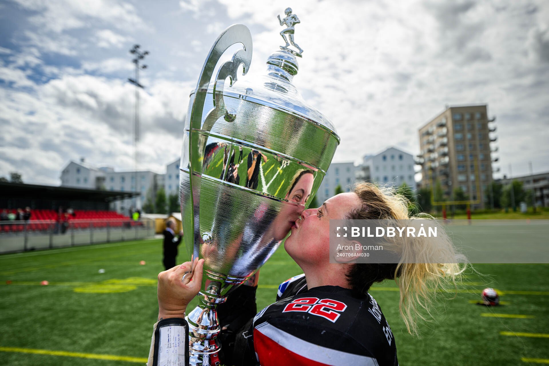 Carlstad Crusaders Gaby Knops jublar med pokalen