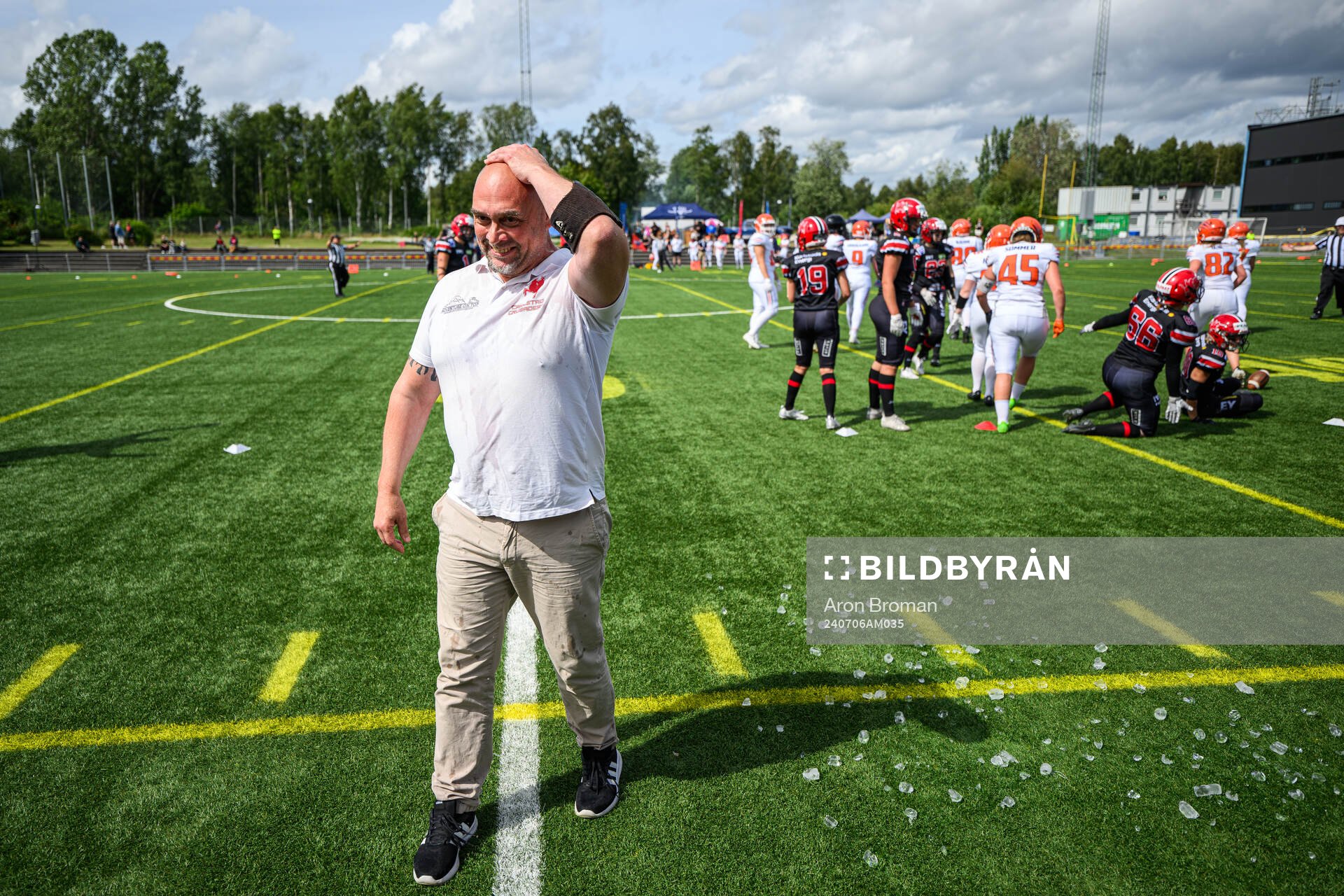 Carlstad Crusaders huvudtränare Henrik Dahl jublar under damernas SM-final i Amerikansk Fotboll mellan Carlstad Crusaders och Copenhagen Raptors den 6 juli 2024 i Stockholm.