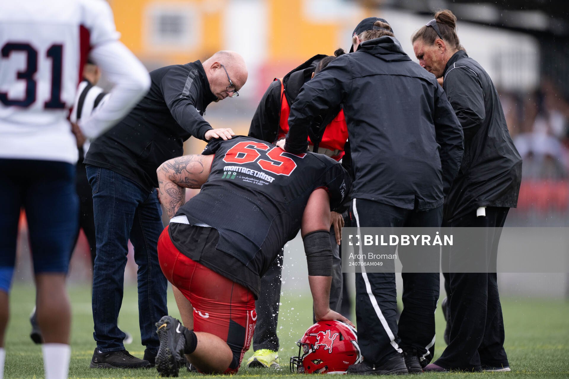 Carlstad Crusaders Ben Shedwick har ont och får vård