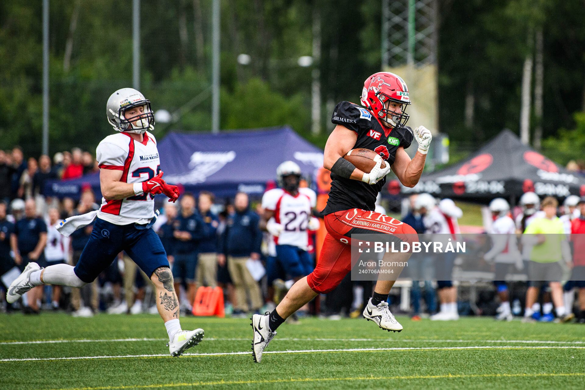 Stockholm Mean Machines Carl Henriksson och Carlstad Crusaders Young Kennedy under SM-finalen i Amerikansk Fotboll mellan Carlstad Crusaders och Stockholm Mean Machines den 6 juli 2024 i Stockholm.