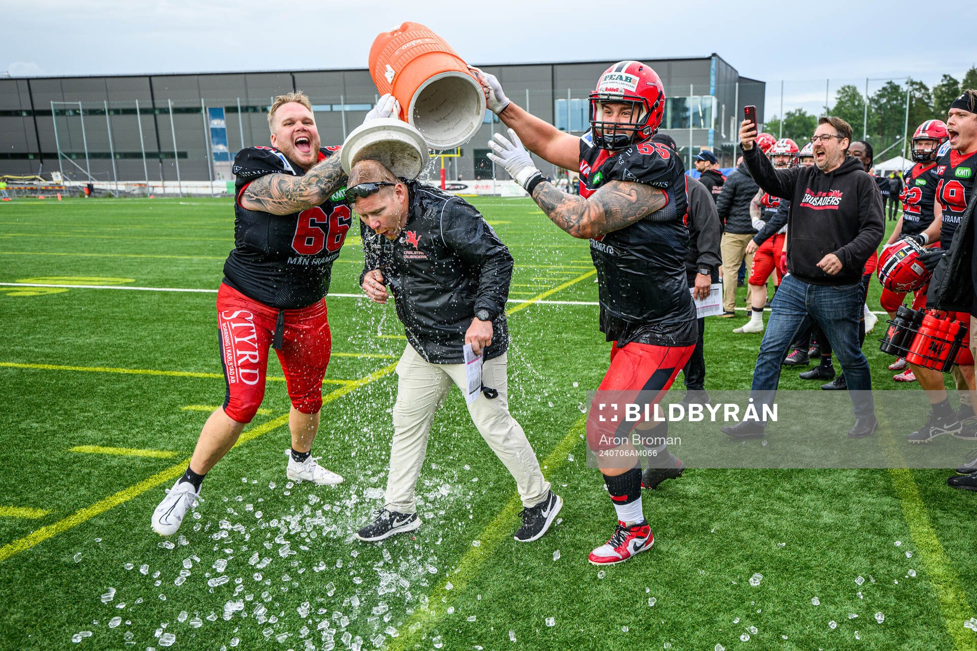 Carlstad Crusaders Niklas Johansson, huvudtränare Christian Forsman och Isak Berg jublar under SM-finalen i Amerikansk Fotboll mellan Carlstad Crusaders och Stockholm Mean Machines den 6 juli 2024 i Stockholm.