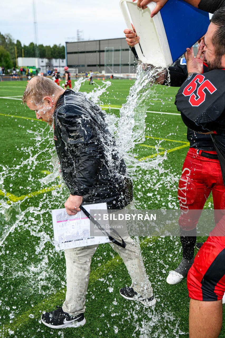 Carlstad Crusaders huvudtränare Christian Forsman jublar under SM-finalen i Amerikansk Fotboll mellan Carlstad Crusaders och Stockholm Mean Machines den 6 juli 2024 i Stockholm.