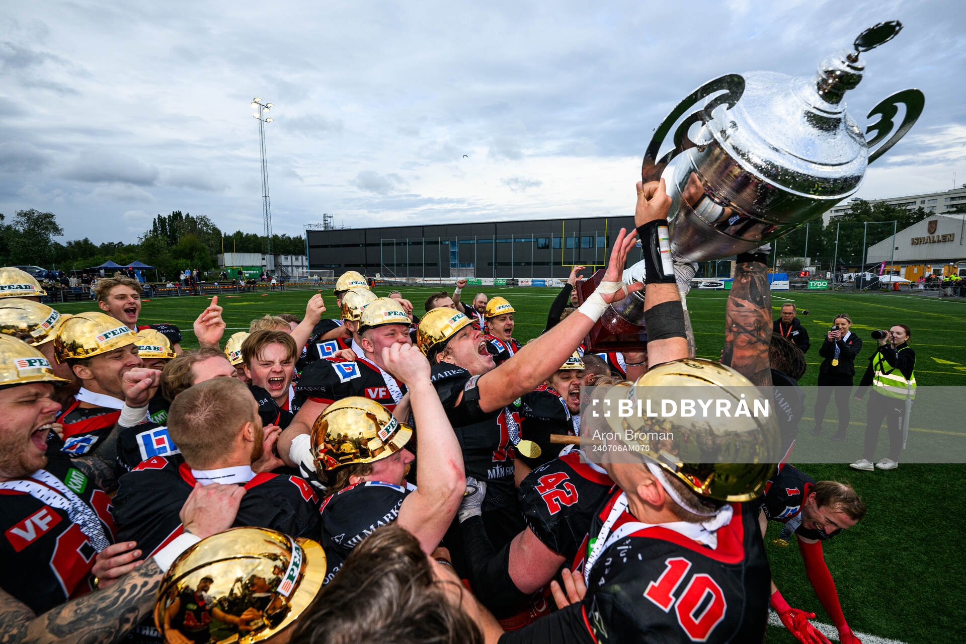 Carlstad Crusaders spelare jublar med pokalen