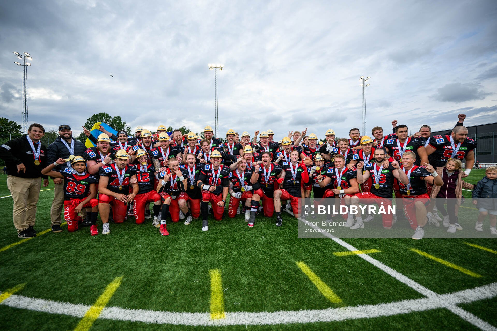 Carlstad Crusaders spelare jublar efter SM-finalen i Amerikansk Fotboll mellan Carlstad Crusaders och Stockholm Mean Machines den 6 juli 2024 i Stockholm.