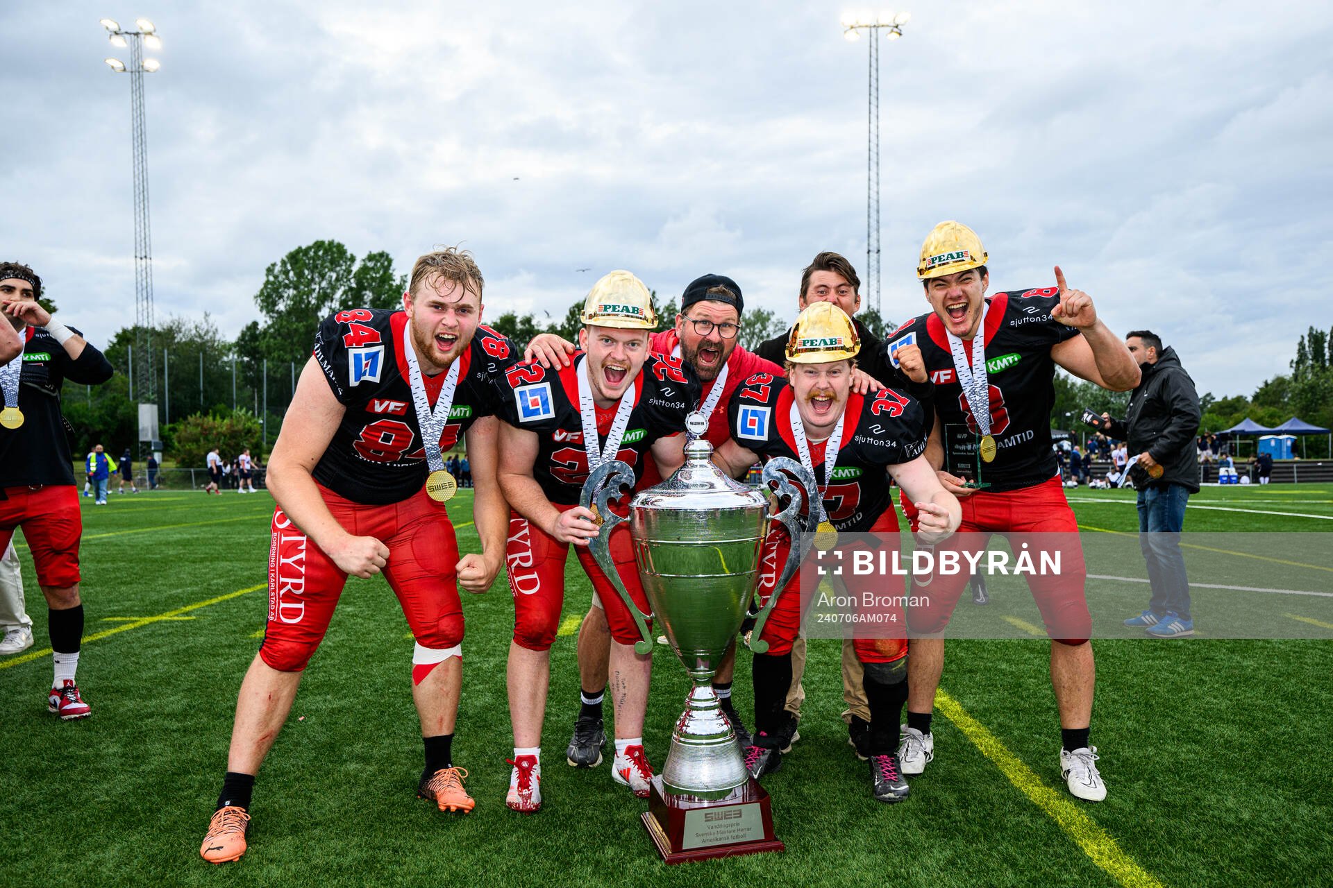 Carlstad Crusaders Anton Jansson, Tom Andersson, Oliver Skoglund och Young Kennedy jublar efter SM-finalen i Amerikansk Fotboll mellan Carlstad Crusaders och Stockholm Mean Machines den 6 juli 2024 i Stockholm.