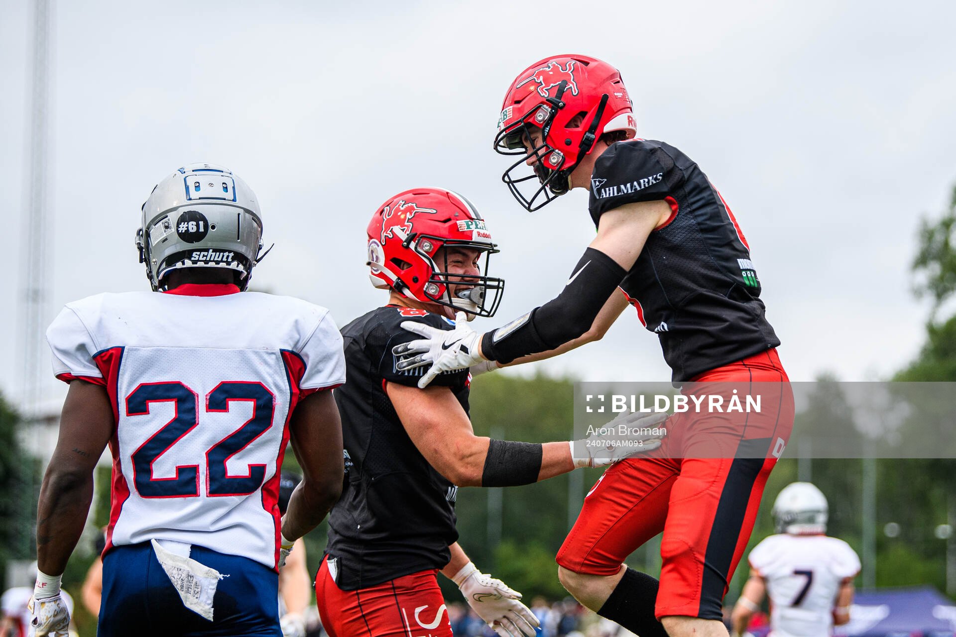 Carlstad Crusaders Young Kennedy jublar med Lukas Kullstrand