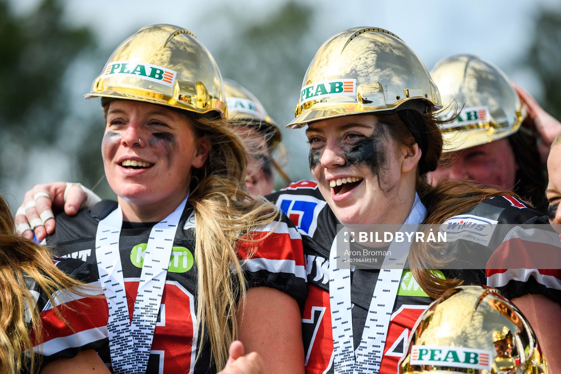 Carlstad Crusaders Linda Widberg och Alice D'Angelo jublar efter damernas SM-final i Amerikansk Fotboll mellan Carlstad Crusaders och Copenhagen Raptors den 6 juli 2024 i Stockholm.