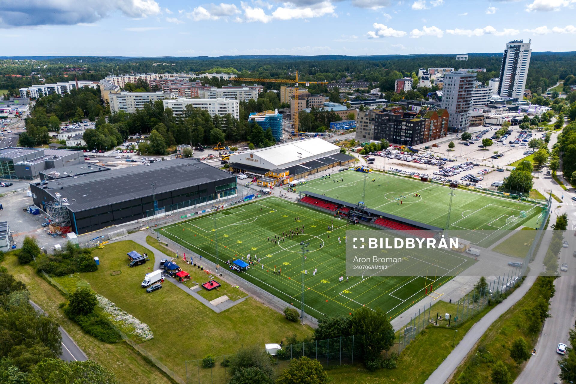 Drönarvy av Tyresövallen inför damernas SM-final i Amerikansk Fotboll mellan Carlstad Crusaders och Copenhagen Raptors den 6 juli 2024 i Stockholm.