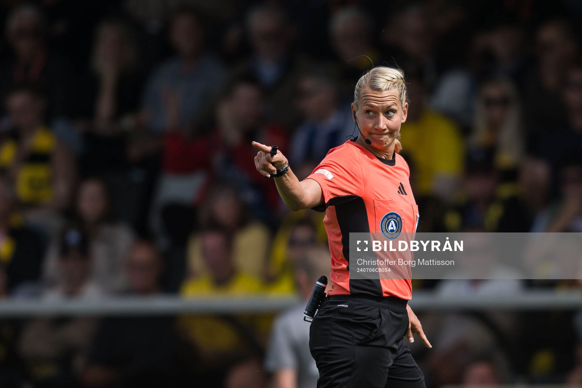 Domare Tess Olofsson under fotbollsmatchen i Allsvenskan mellan Mjällby och Sirius den 6 juli 2024 i Hällevik. 