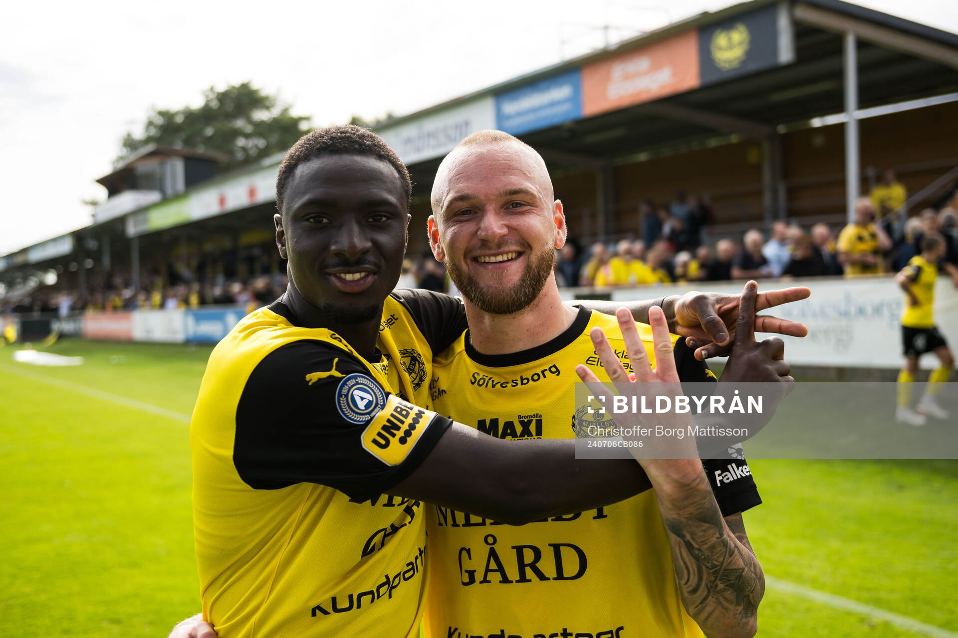 Mjällbys Seedy Imam Jagne och Adam Ståhl jublar