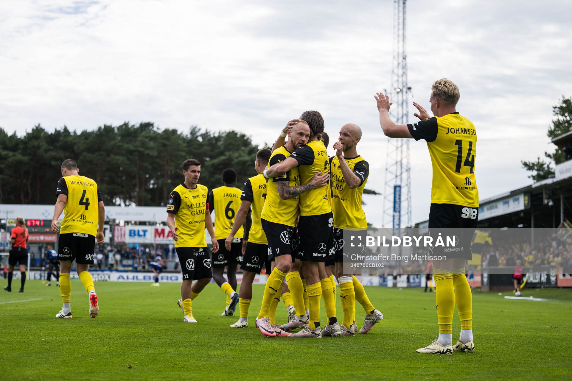Mjällbys Adam Ståhl och Herman Johansson jublar