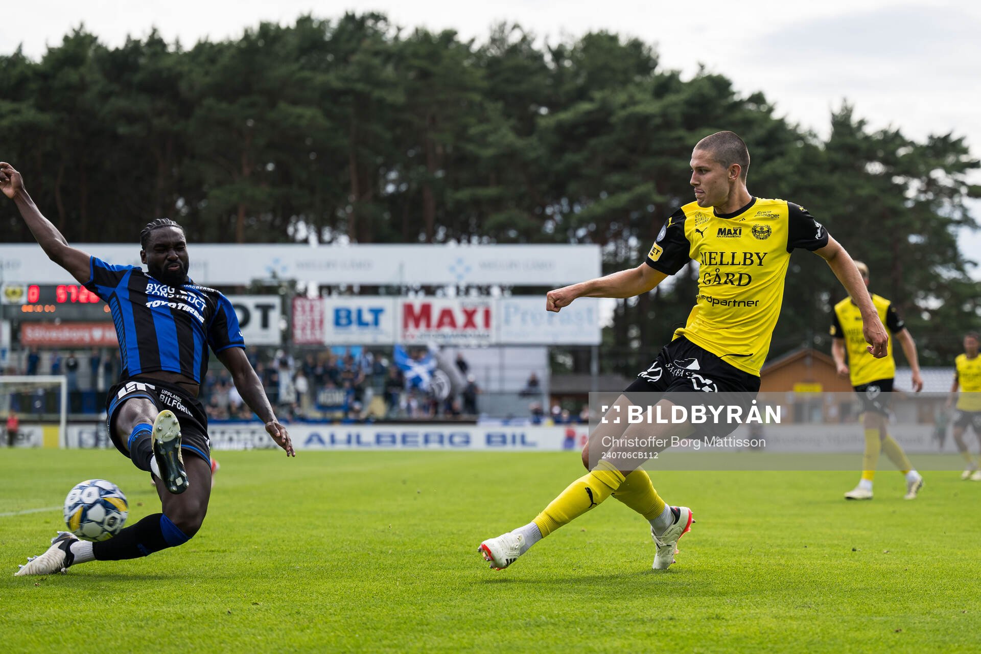 Sirius Patrick Nwadike och Mjällbys Rasmus Wikström