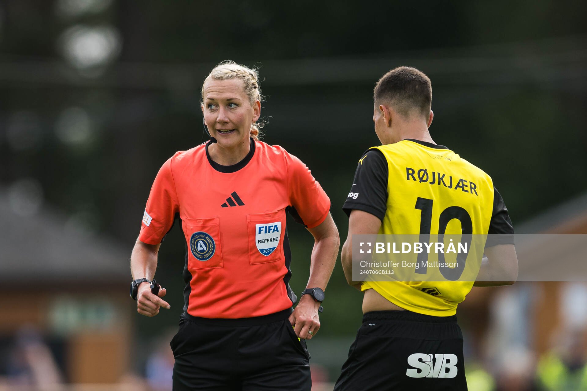 Domare Tess Olofsson och Mjällbys Nicklas Røjkjær