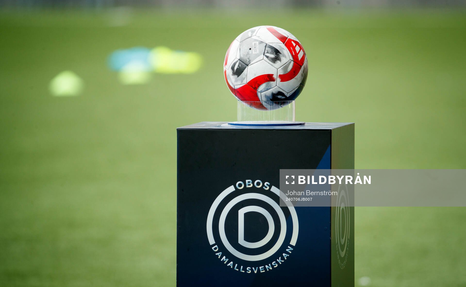 OBOS damallsvenskans logo och matchnboll