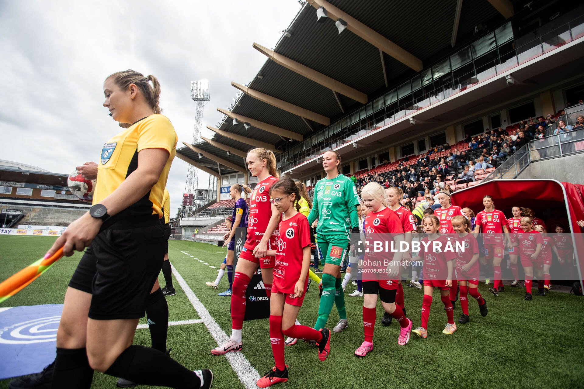 KIF Örebros Minea Lassas och målvakt Clara Ekstrand gör