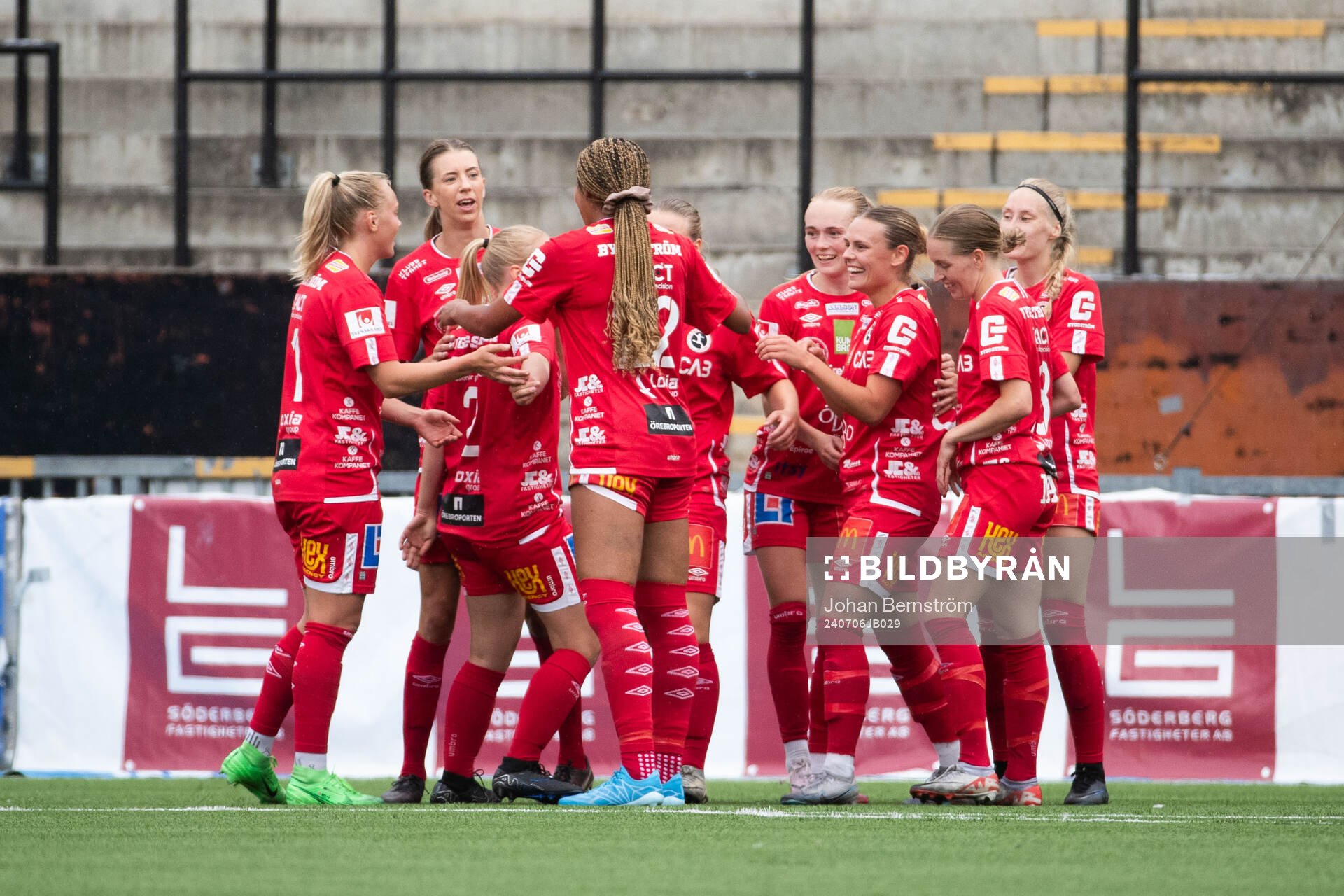 KIF Örebros Maja Bodin jublar med lagkamrater
