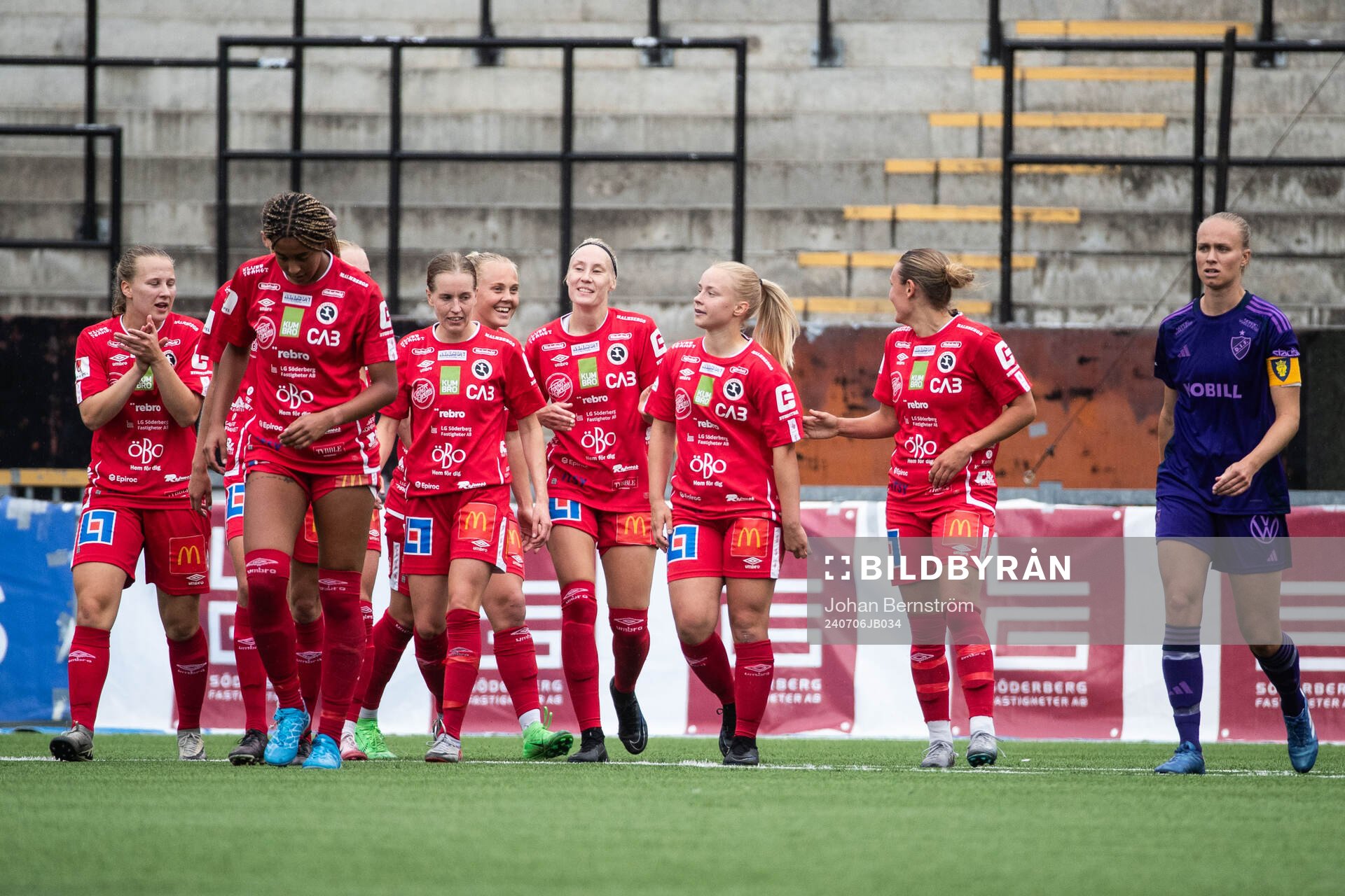 KIF Örebros Maja Bodin jublar med lagkamrater