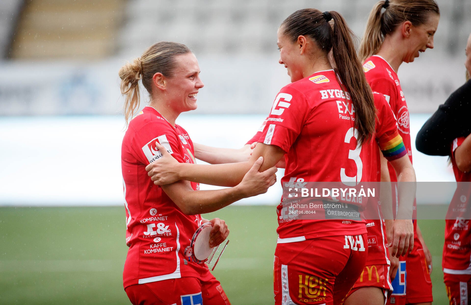 KIF Örebros Maja Bodin jublar vid slutsignalen med Áslaug