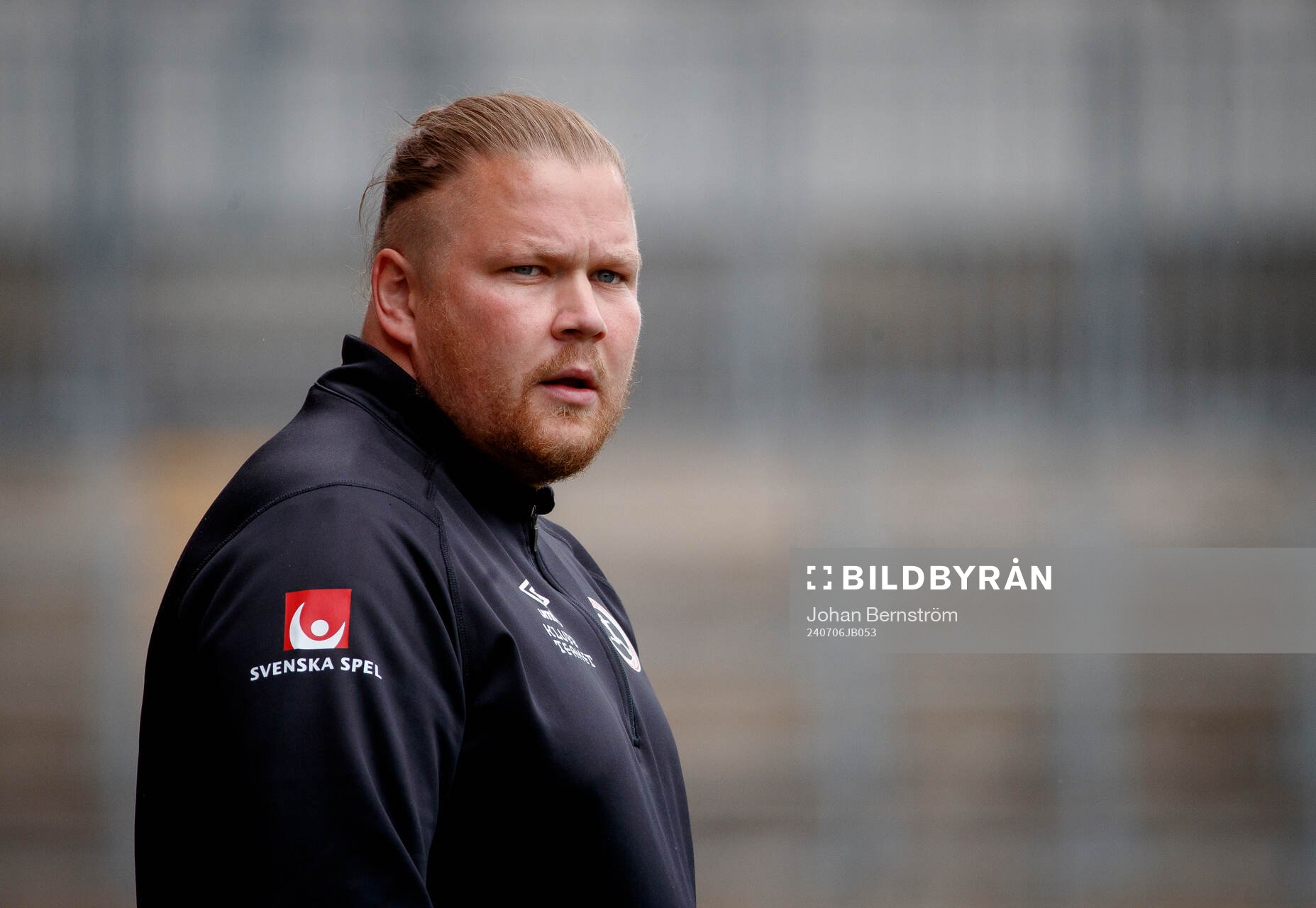 KIF Örebros assisterande tränare Anton Olsson under fotbollsmatchen i Damallsvenskan mellan KIF Örebro och Djurgården den 6 juli 2024 i Örebro.