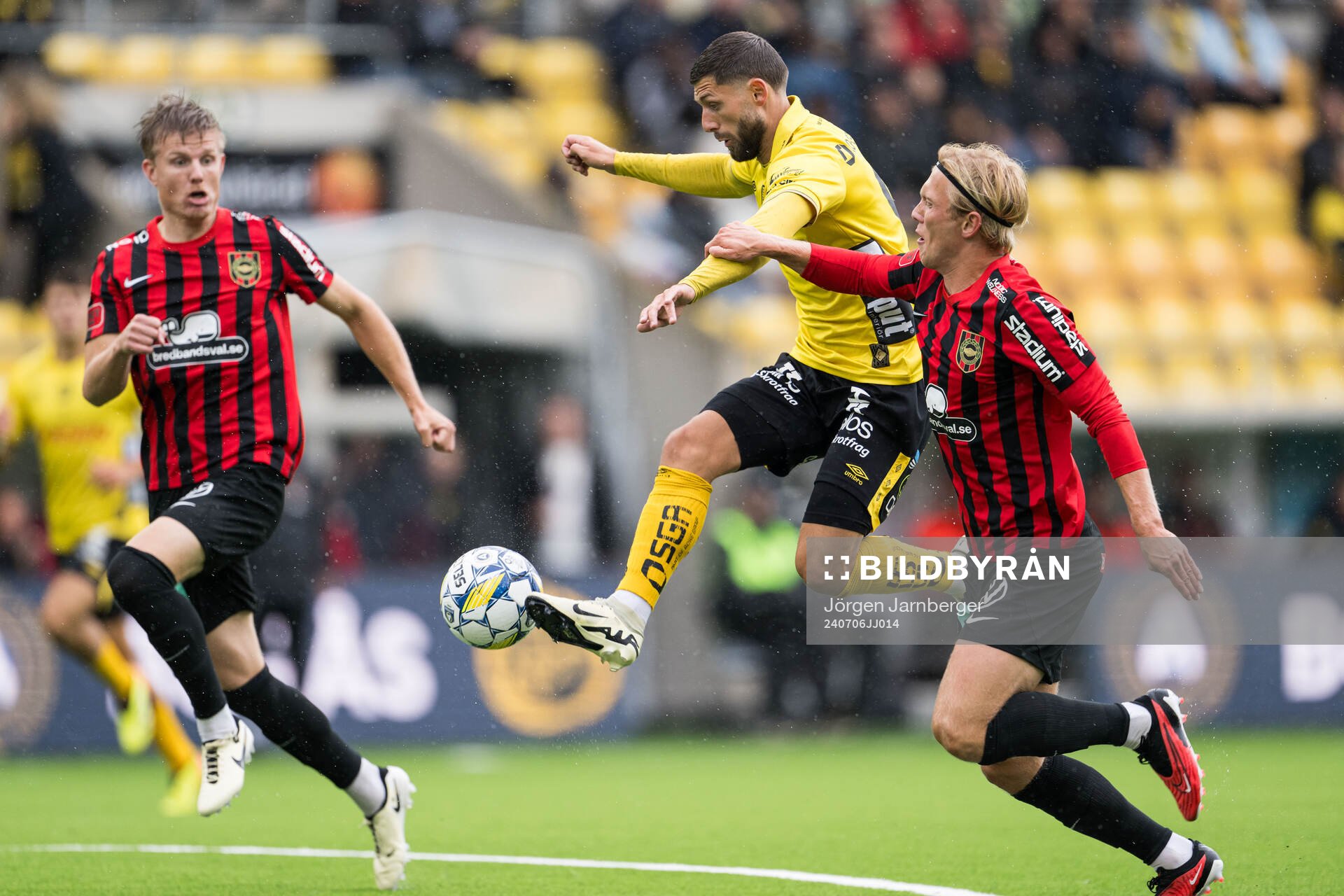 Elfsborgs Arber Zeneli mot Brommapojkarnas Eric Björkander
