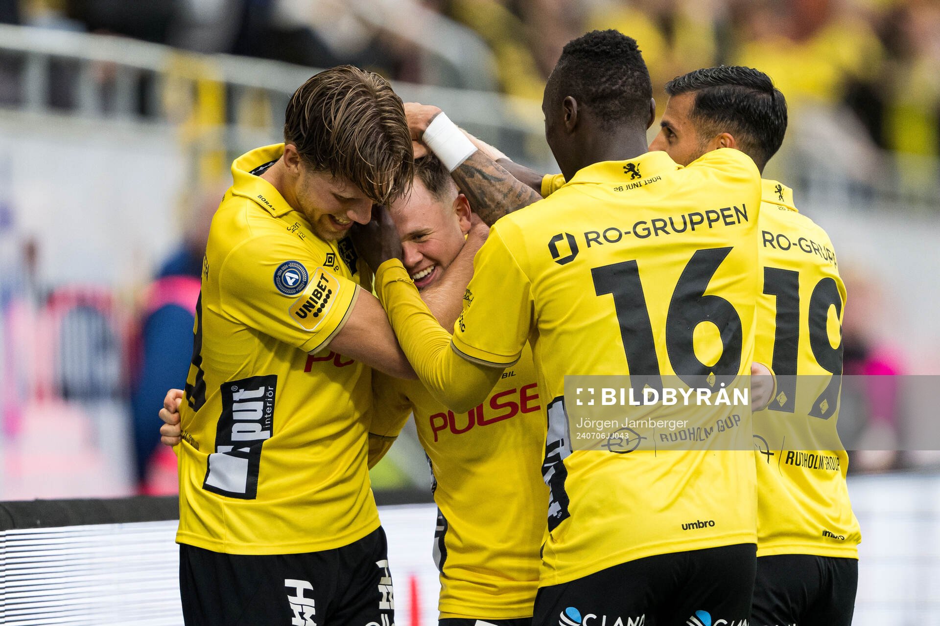 Elfsborgs Eggert Aron Gudmundsson jublar med Noah Söderberg, Timothy Noor Ouma och Rami Kaib efter 3-0 under fotbollsmatchen i Allsvenskan mellan Elfsborg och Brommapojkarna den 6 juli 2024 i Borås.