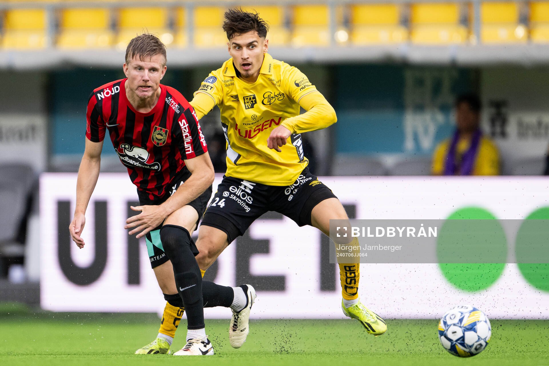 Brommapojkarnas Eric Björkander och Elfsborgs Camil Jebara under fotbollsmatchen i Allsvenskan mellan Elfsborg och Brommapojkarna den 6 juli 2024 i Borås.